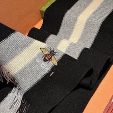 🆕 男女同款,百分百纯羊绒 Gucci 高端羊绒针织围巾!】可正式,可随意,非常Classical的设计。这款织法比 🆕 男女同款,百分百纯羊绒 Gucci 高端羊绒针织围巾!】可正式,可随意,非常Classical的设计。这款织法比