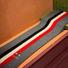 🆕 男女同款,百分百纯羊绒 Gucci 高端羊绒针织围巾!】可正式,可随意,非常Classical的设计。这款织法比 🆕 男女同款,百分百纯羊绒 Gucci 高端羊绒针织围巾!】可正式,可随意,非常Classical的设计。这款织法比