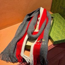 🆕 男女同款,百分百纯羊绒 Gucci 高端羊绒针织围巾!】可正式,可随意,非常Classical的设计。这款织法比 🆕 男女同款,百分百纯羊绒 Gucci 高端羊绒针织围巾!】可正式,可随意,非常Classical的设计。这款织法比