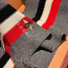 🆕 男女同款,百分百纯羊绒 Gucci 高端羊绒针织围巾!】可正式,可随意,非常Classical的设计。这款织法比 🆕 男女同款,百分百纯羊绒 Gucci 高端羊绒针织围巾!】可正式,可随意,非常Classical的设计。这款织法比