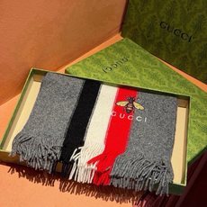 🆕 男女同款,百分百纯羊绒 Gucci 高端羊绒针织围巾!】可正式,可随意,非常Classical的设计。这款织法比 🆕 男女同款,百分百纯羊绒 Gucci 高端羊绒针织围巾!】可正式,可随意,非常Classical的设计。这款织法比