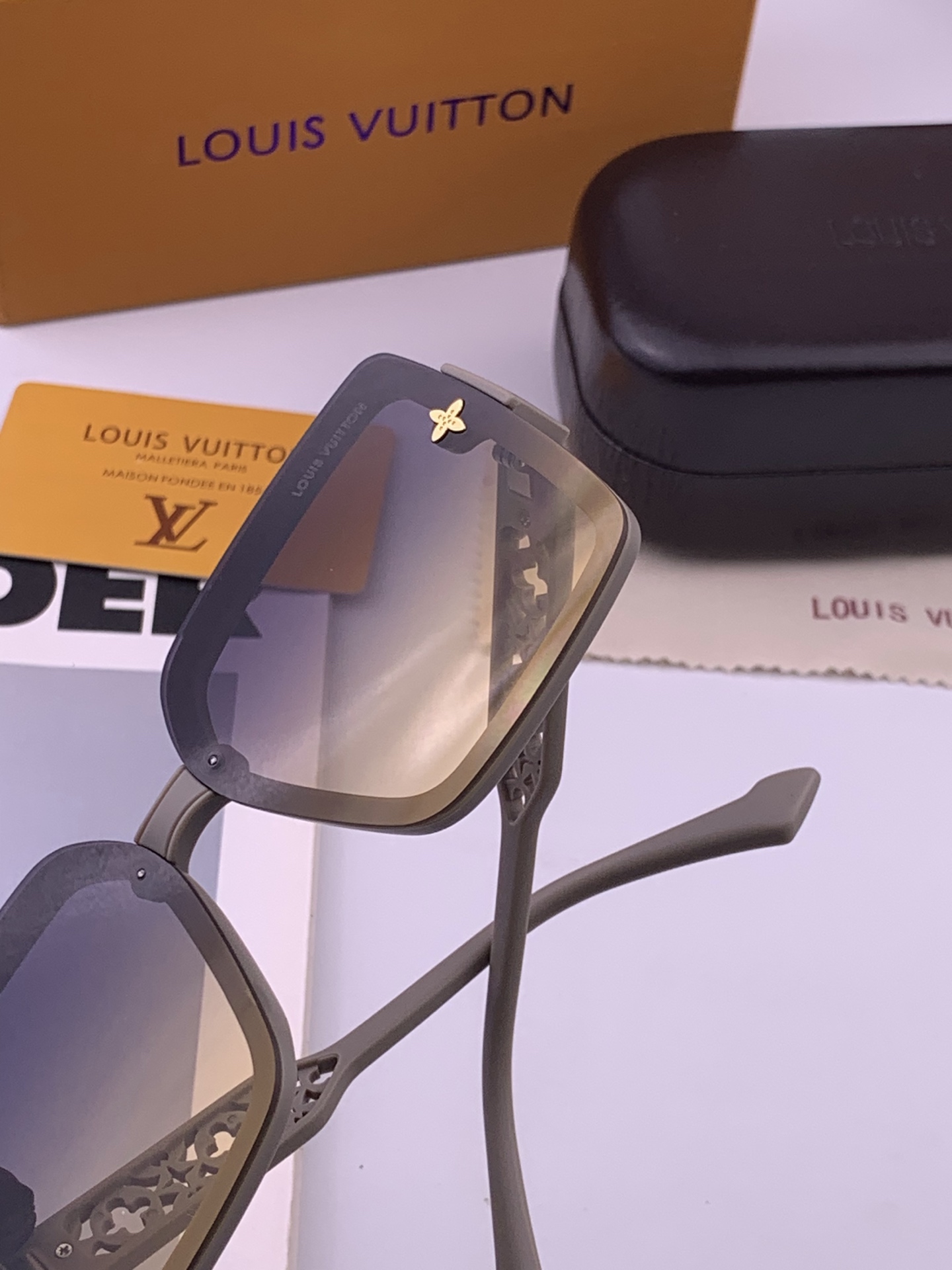 🆕   LV 太阳镜潮品官网模特同款 [玫瑰][玫瑰]四叶草🍀精致个性设计简约时尚 高品质值得拥有绝对潮爆整个夏季 新款