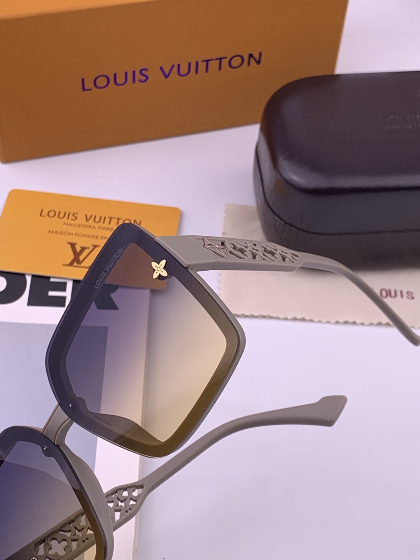 🆕   LV 太阳镜潮品官网模特同款 [玫瑰][玫瑰]四叶草🍀精致个性设计简约时尚 高品质值得拥有绝对潮爆整个夏季 新款