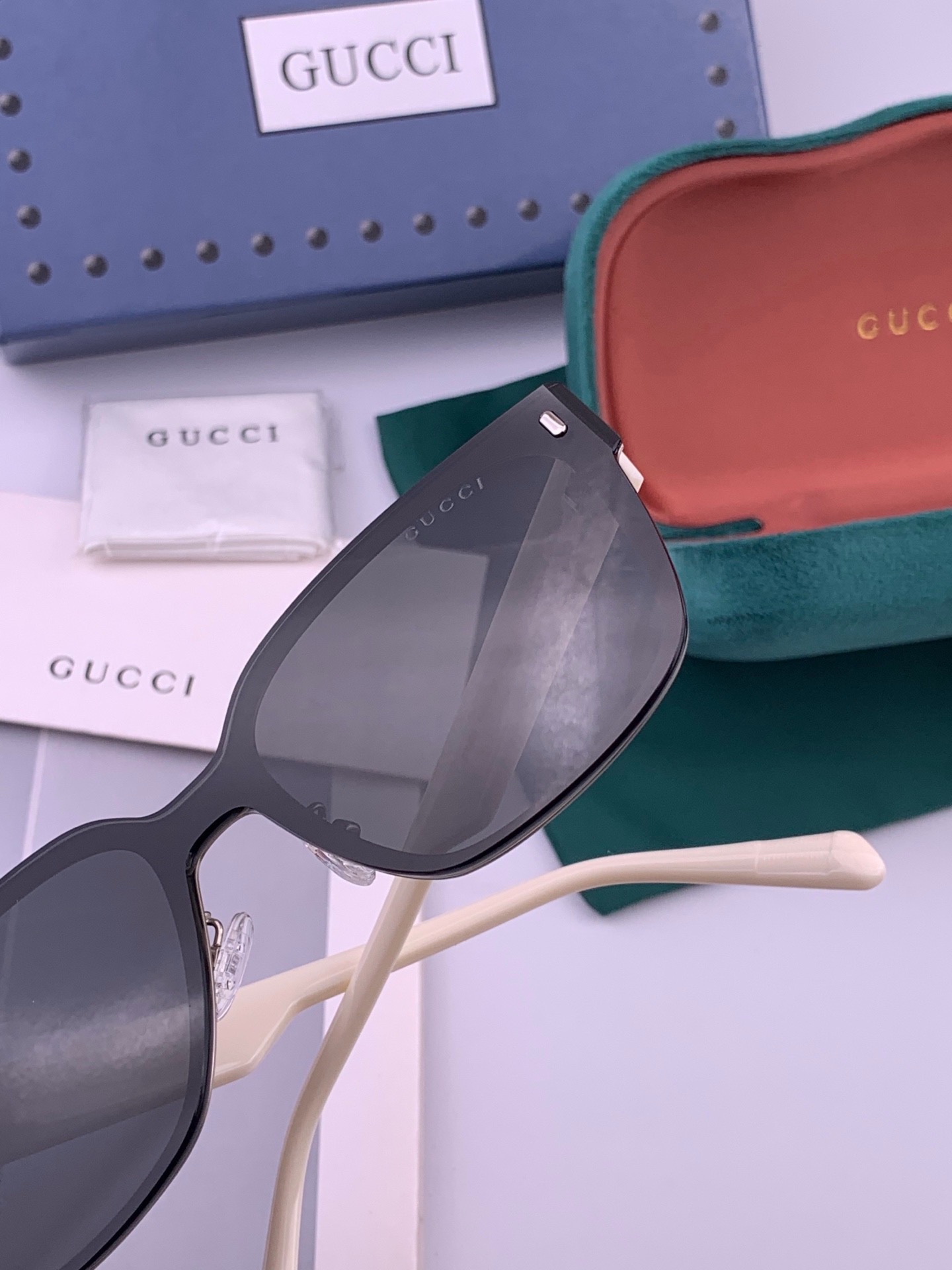🆕   GUCCI  新款连体尼龙偏光太眼镜，情侣款时尚方框太阳镜佩戴舒适网红潮流款墨镜，大气女人范儿，大脸小脸都好看 