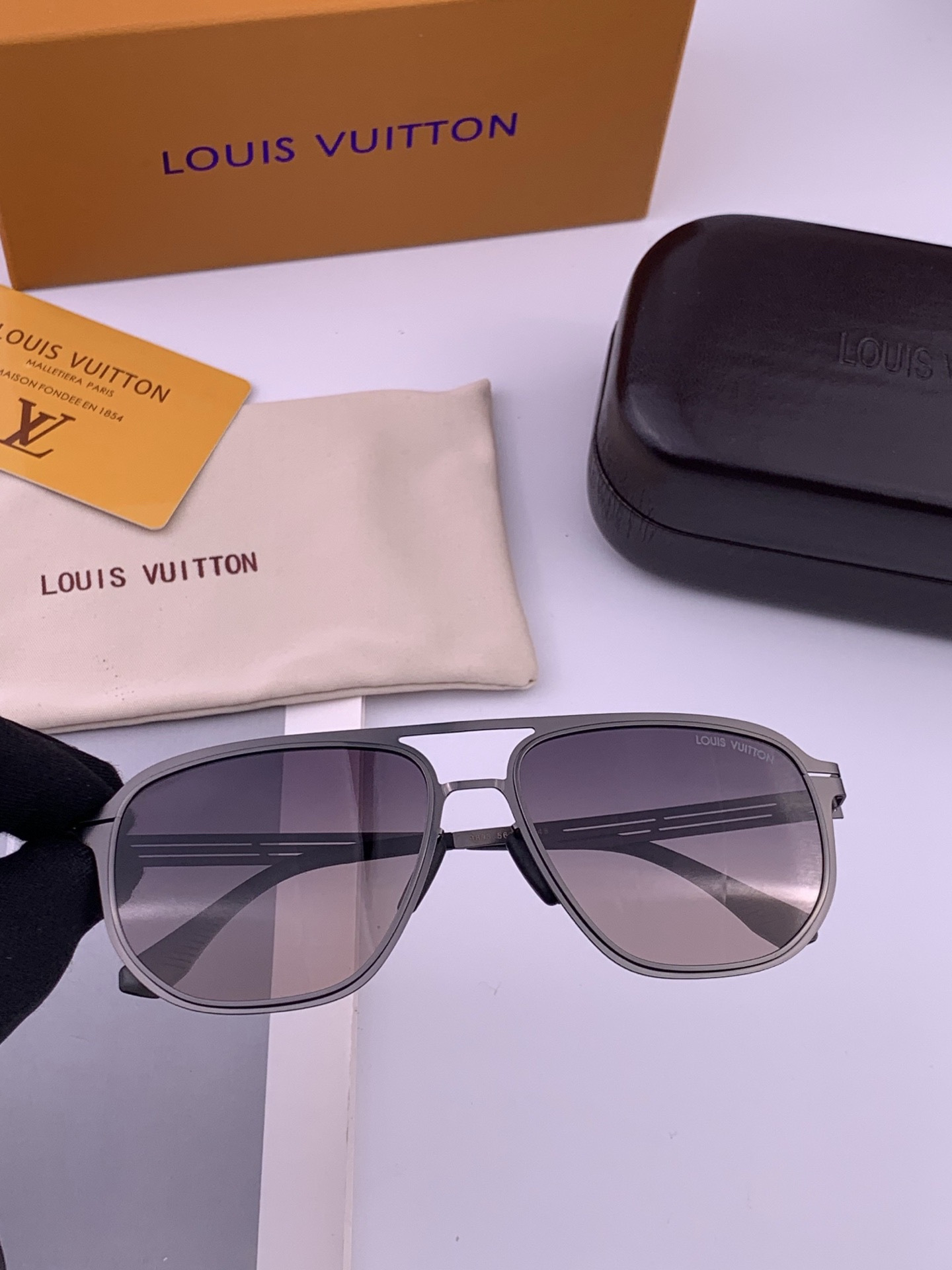 🆕 ♦️LV 新款男女情侣款太阳镜多边形墨镜i🆕 P电镀永不褪色 超轻超有弹性整幅眼镜无螺丝重要的是压不坏 高清尼龙镜片