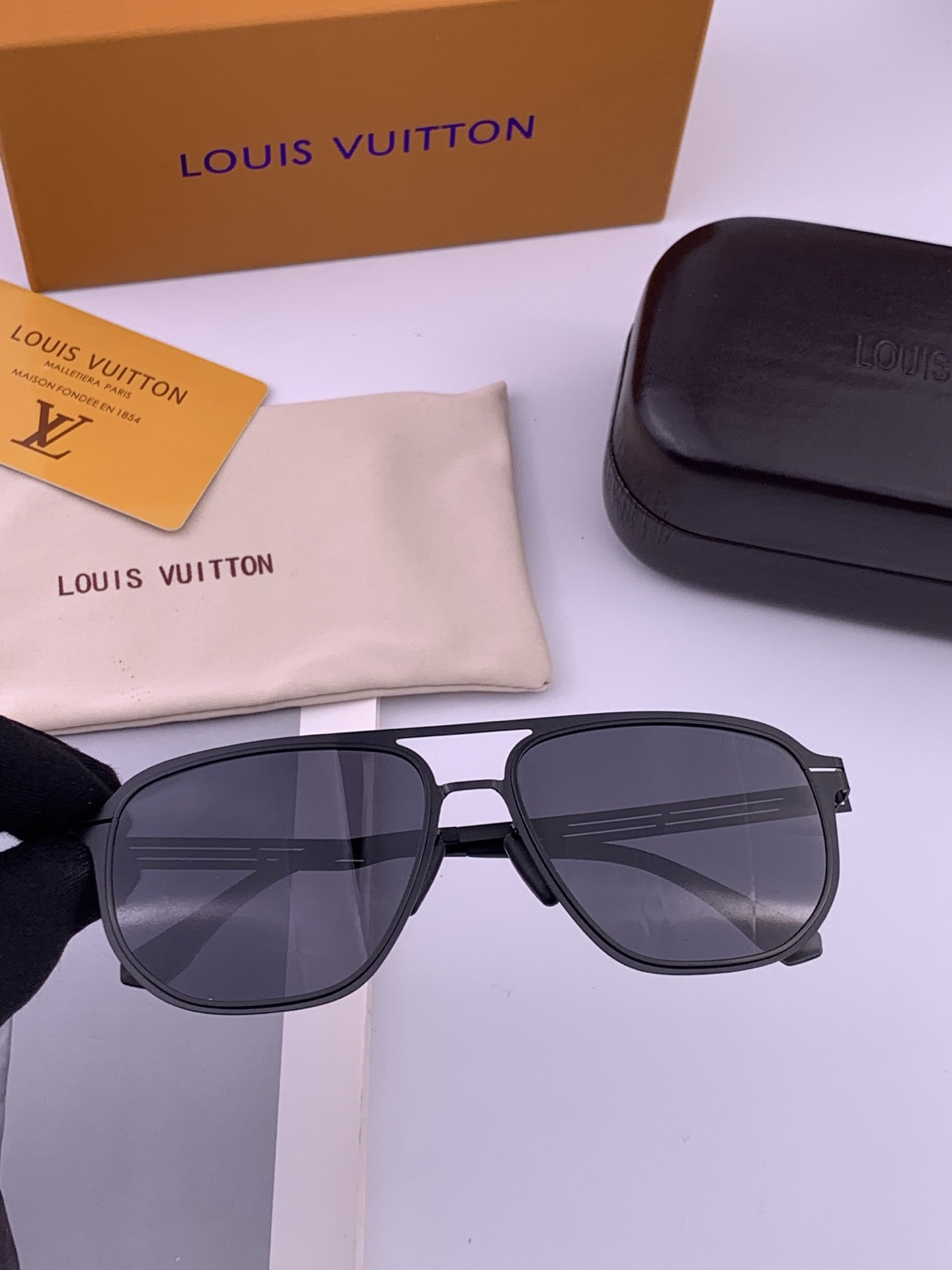 🆕 ♦️LV 新款男女情侣款太阳镜多边形墨镜i🆕 P电镀永不褪色 超轻超有弹性整幅眼镜无螺丝重要的是压不坏 高清尼龙镜片