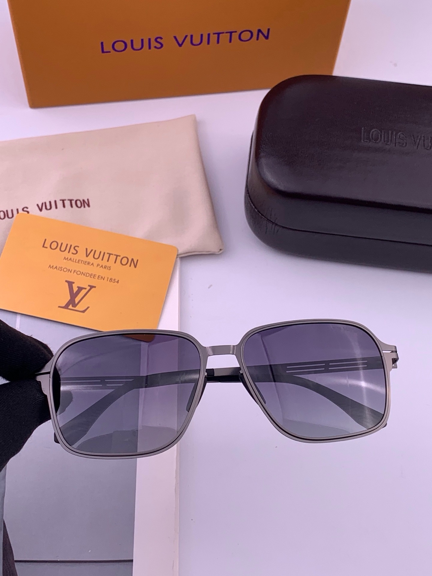 🆕 ♦️LV 新款男女情侣款太阳镜多边形墨镜i🆕 P电镀永不褪色 超轻超有弹性整幅眼镜无螺丝重要的是压不坏 高清尼龙镜片