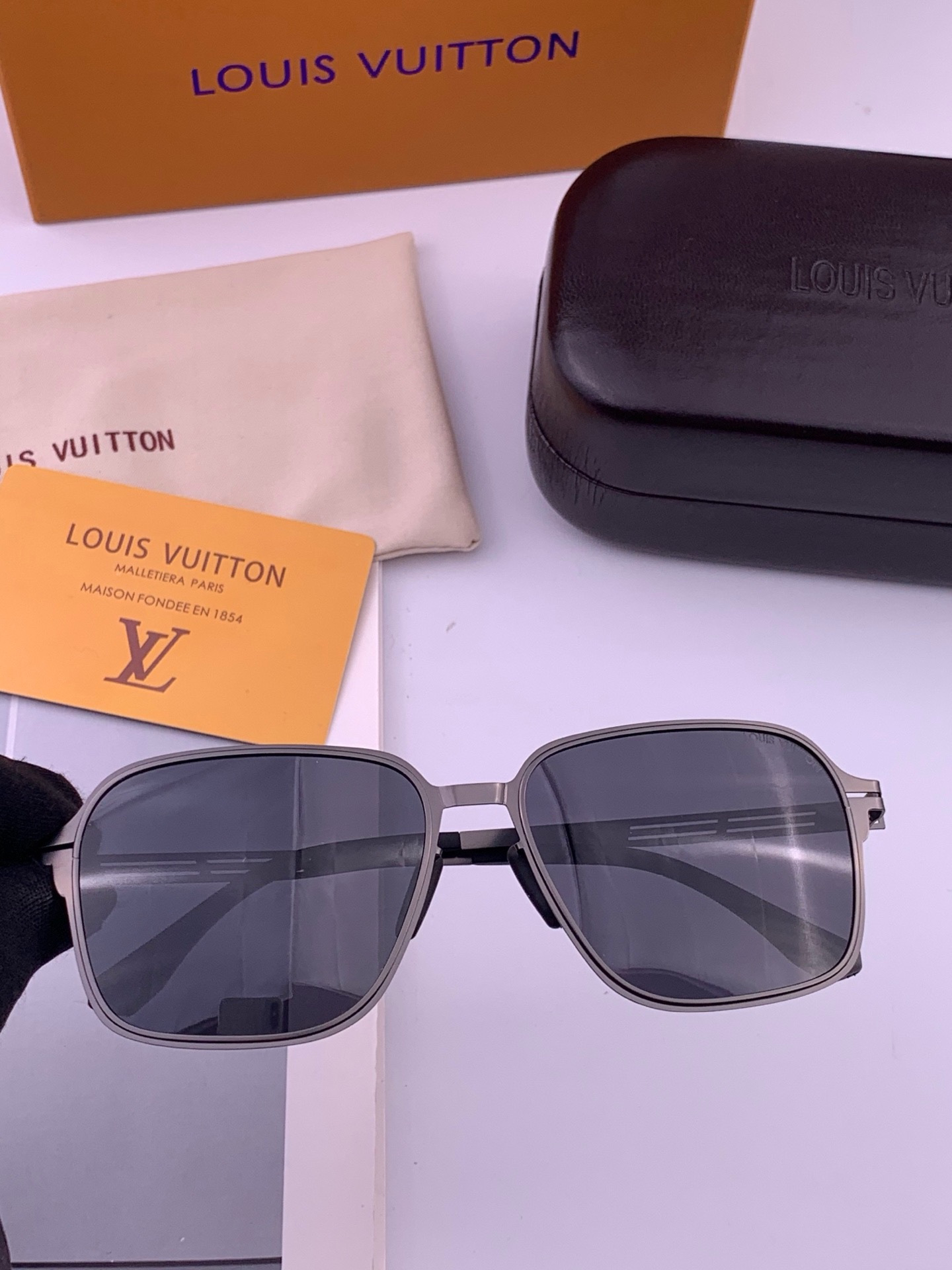 🆕 ♦️LV 新款男女情侣款太阳镜多边形墨镜i🆕 P电镀永不褪色 超轻超有弹性整幅眼镜无螺丝重要的是压不坏 高清尼龙镜片