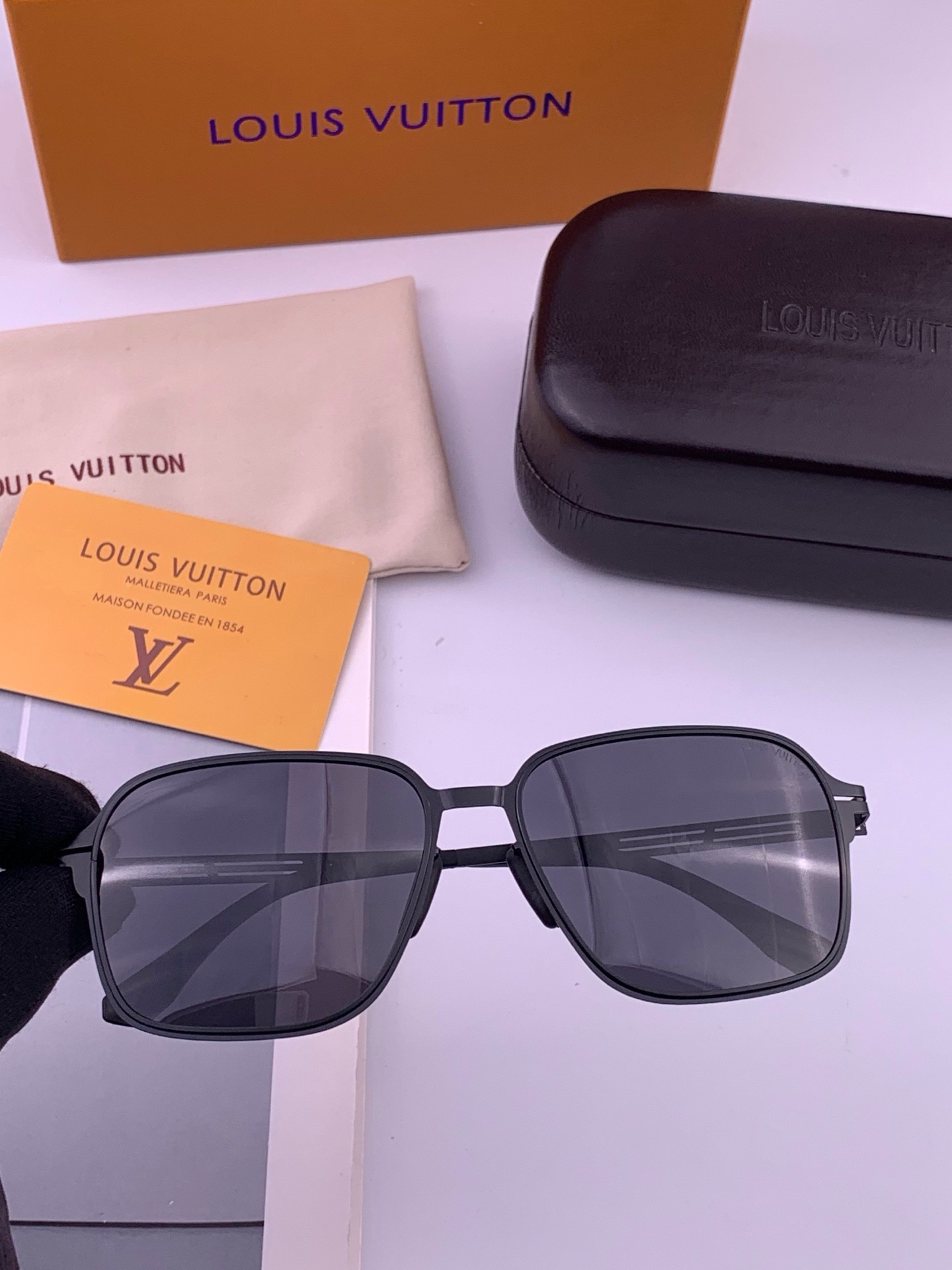 🆕 ♦️LV 新款男女情侣款太阳镜多边形墨镜i🆕 P电镀永不褪色 超轻超有弹性整幅眼镜无螺丝重要的是压不坏 高清尼龙镜片