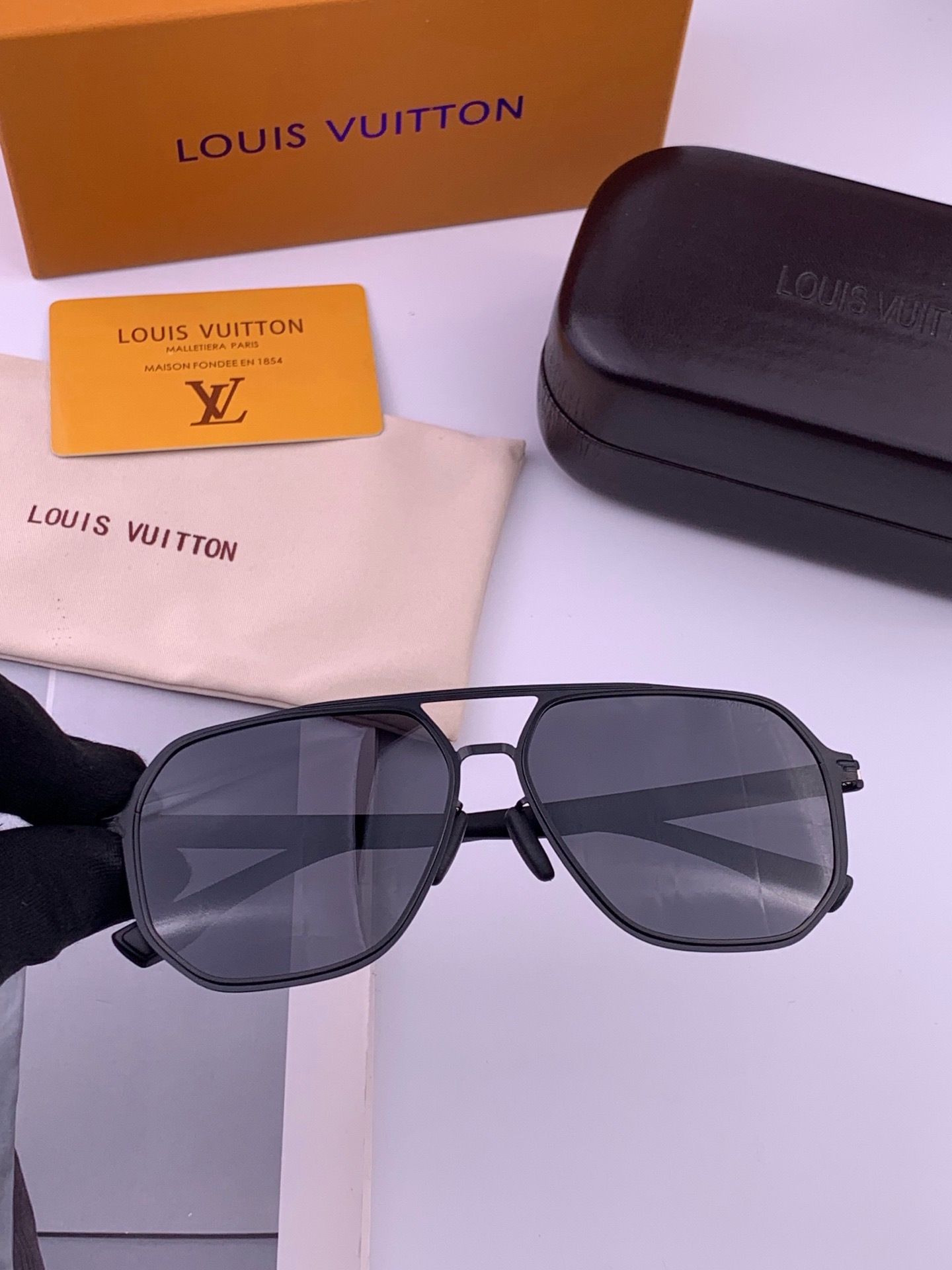 🆕       LV 男款炫彩飞行员偏光太阳镜 ❤️材质：高清尼龙加厚卡槽高清偏光镜片 🌹无边框镜架💕颜👍型号：L998