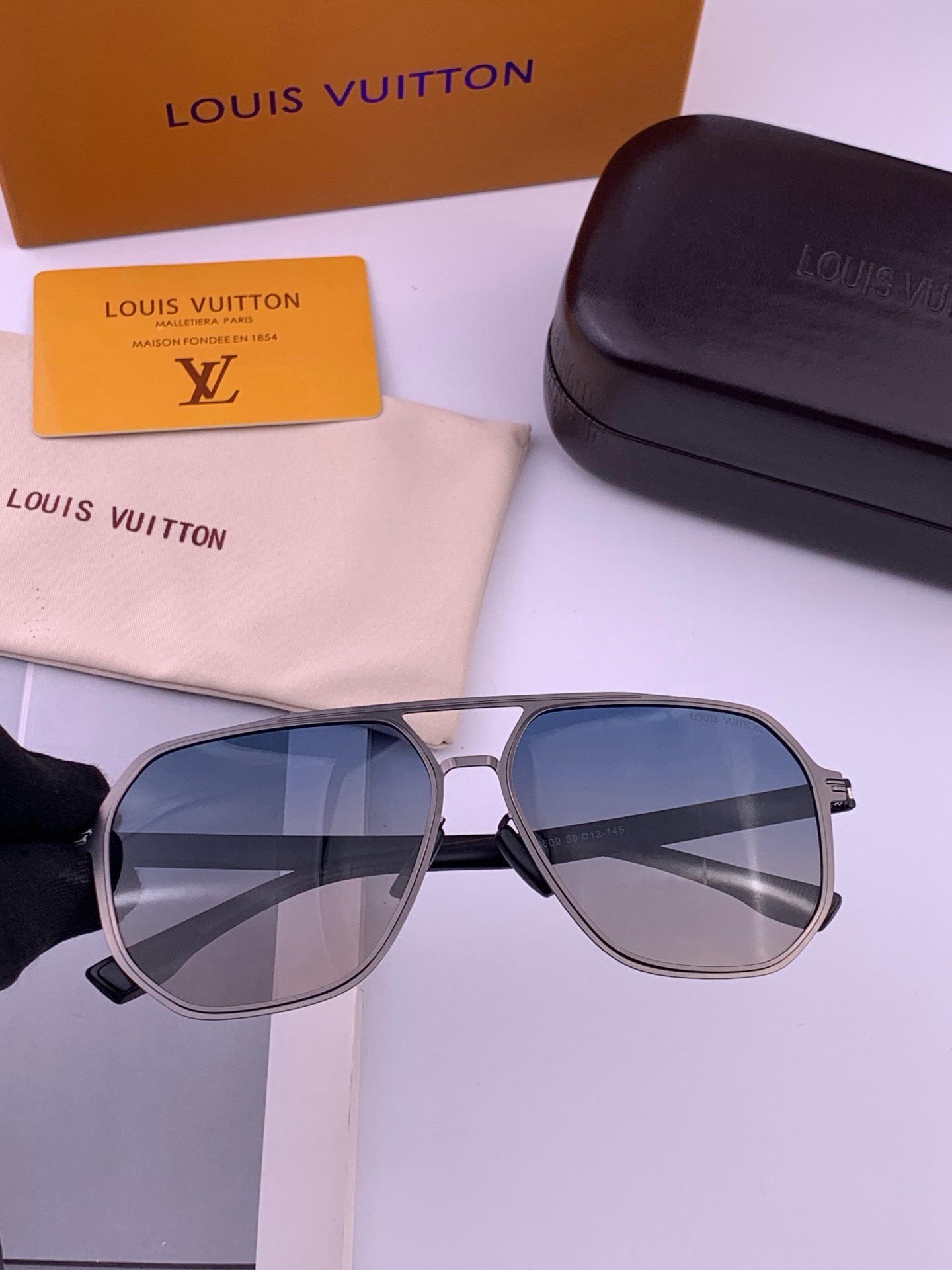 🆕       LV 男款炫彩飞行员偏光太阳镜 ❤️材质：高清尼龙加厚卡槽高清偏光镜片 🌹无边框镜架💕颜👍型号：L998