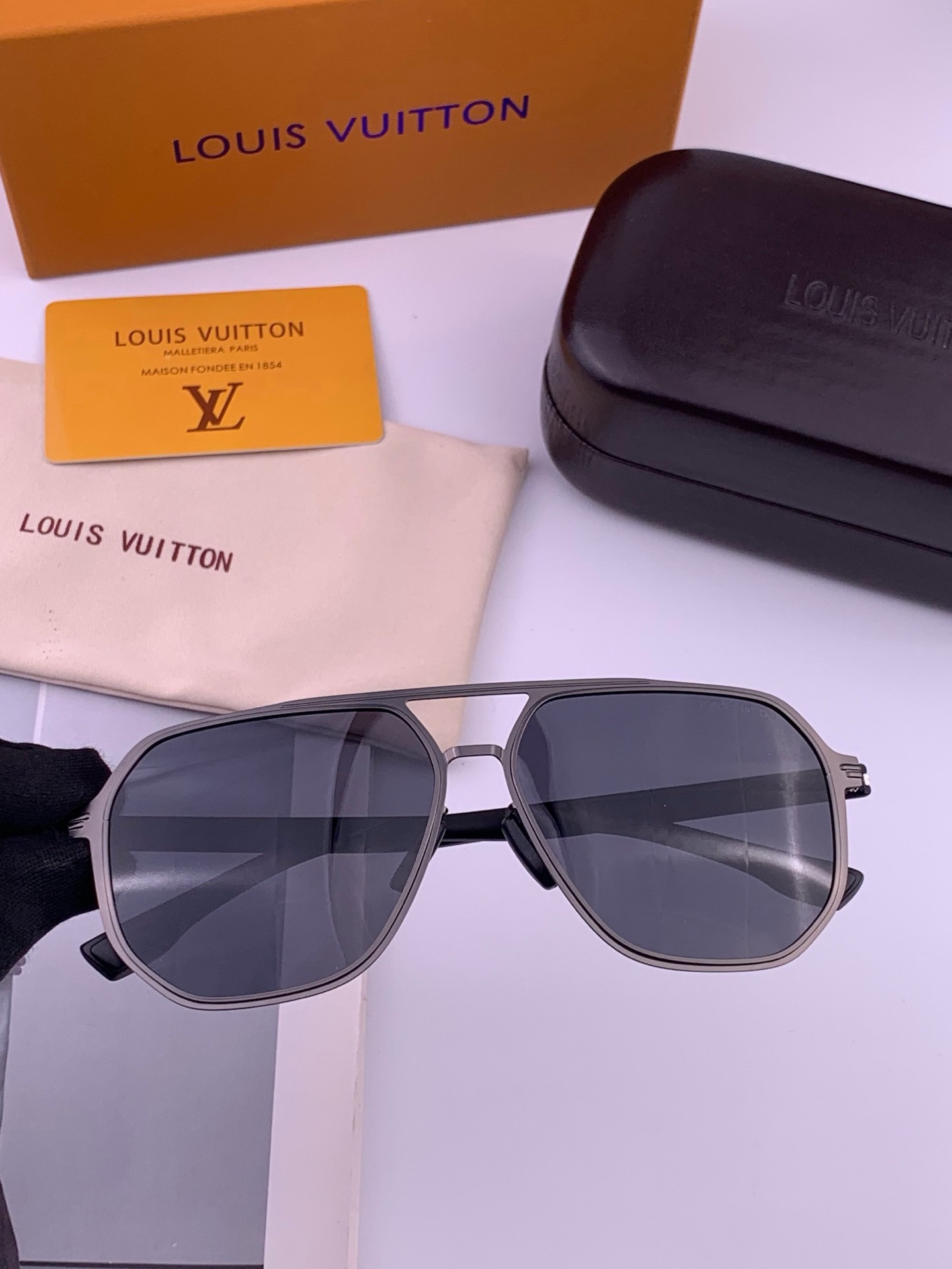 🆕       LV 男款炫彩飞行员偏光太阳镜 ❤️材质：高清尼龙加厚卡槽高清偏光镜片 🌹无边框镜架💕颜👍型号：L998