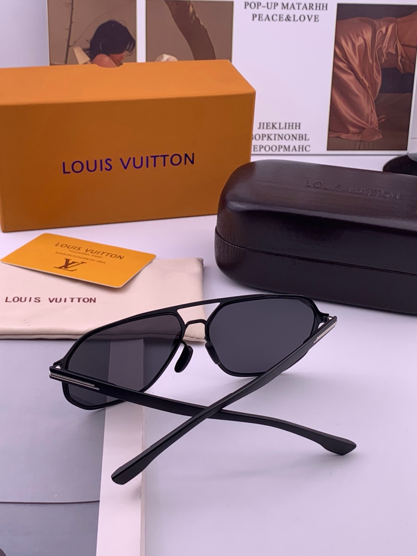 🆕       LV 男款炫彩飞行员偏光太阳镜 ❤️材质：高清尼龙加厚卡槽高清偏光镜片 🌹无边框镜架💕颜👍型号：L998