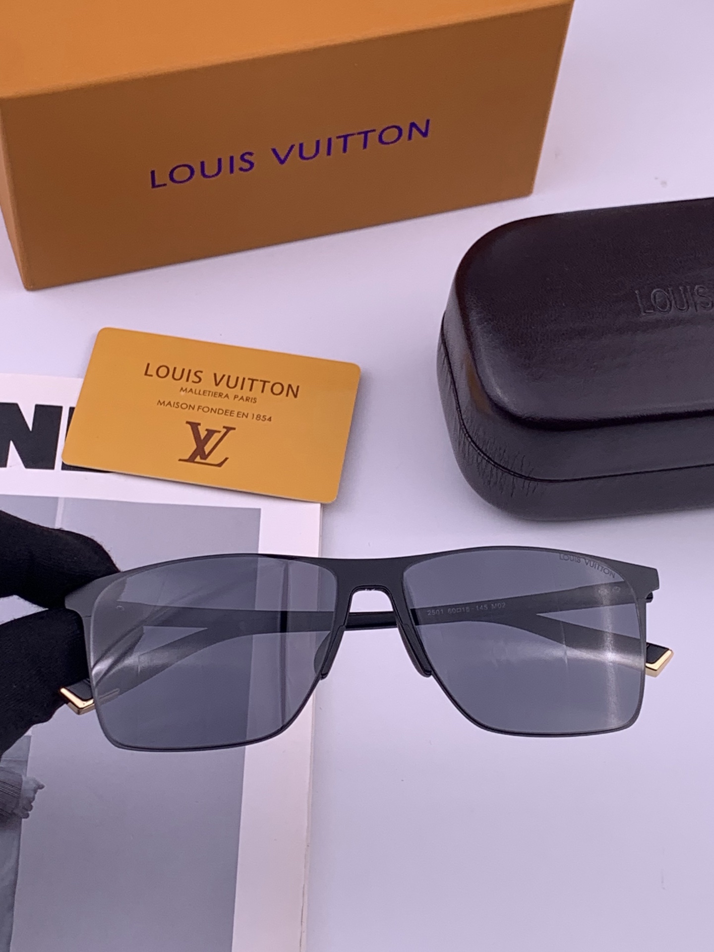 🆕       LV 男款炫彩飞行员偏光太阳镜 ❤️材质：高清尼龙加厚卡槽高清偏光镜片 🌹无边框镜架💕颜👍型号：L125