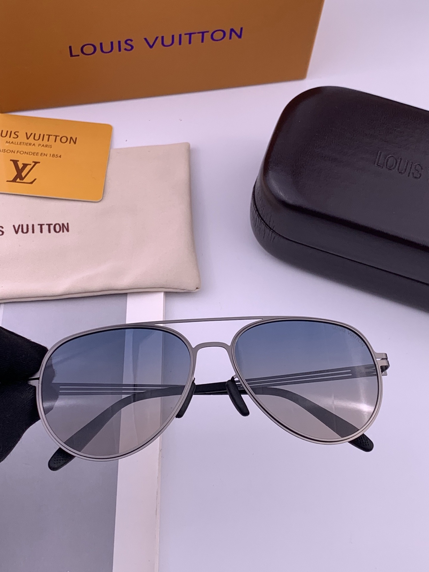 🆕 ♦️LV 新款男女情侣款太阳镜多边形墨镜i🆕 P电镀永不褪色 超轻超有弹性整幅眼镜无螺丝重要的是压不坏 高清尼龙镜片