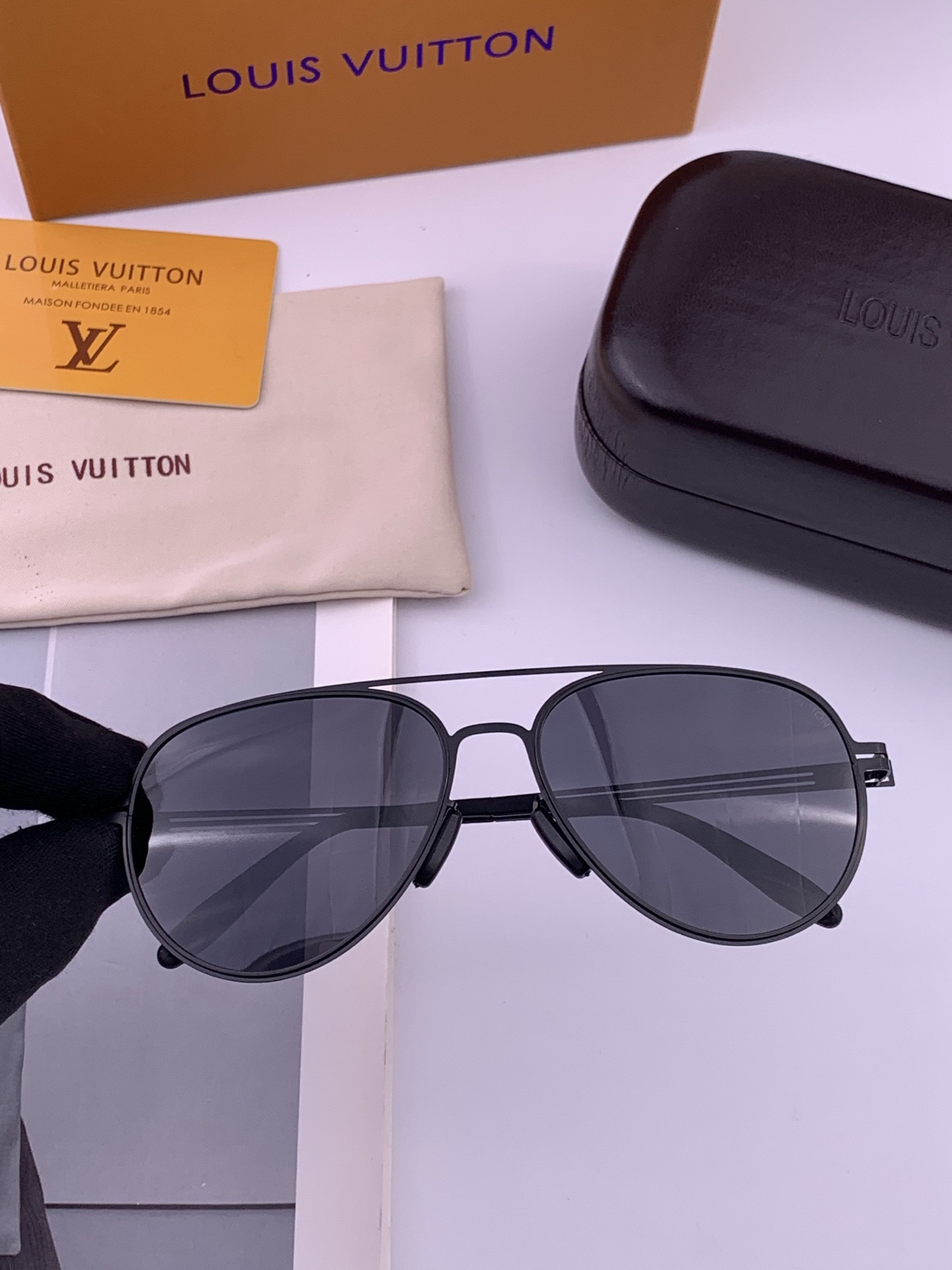 🆕 ♦️LV 新款男女情侣款太阳镜多边形墨镜i🆕 P电镀永不褪色 超轻超有弹性整幅眼镜无螺丝重要的是压不坏 高清尼龙镜片