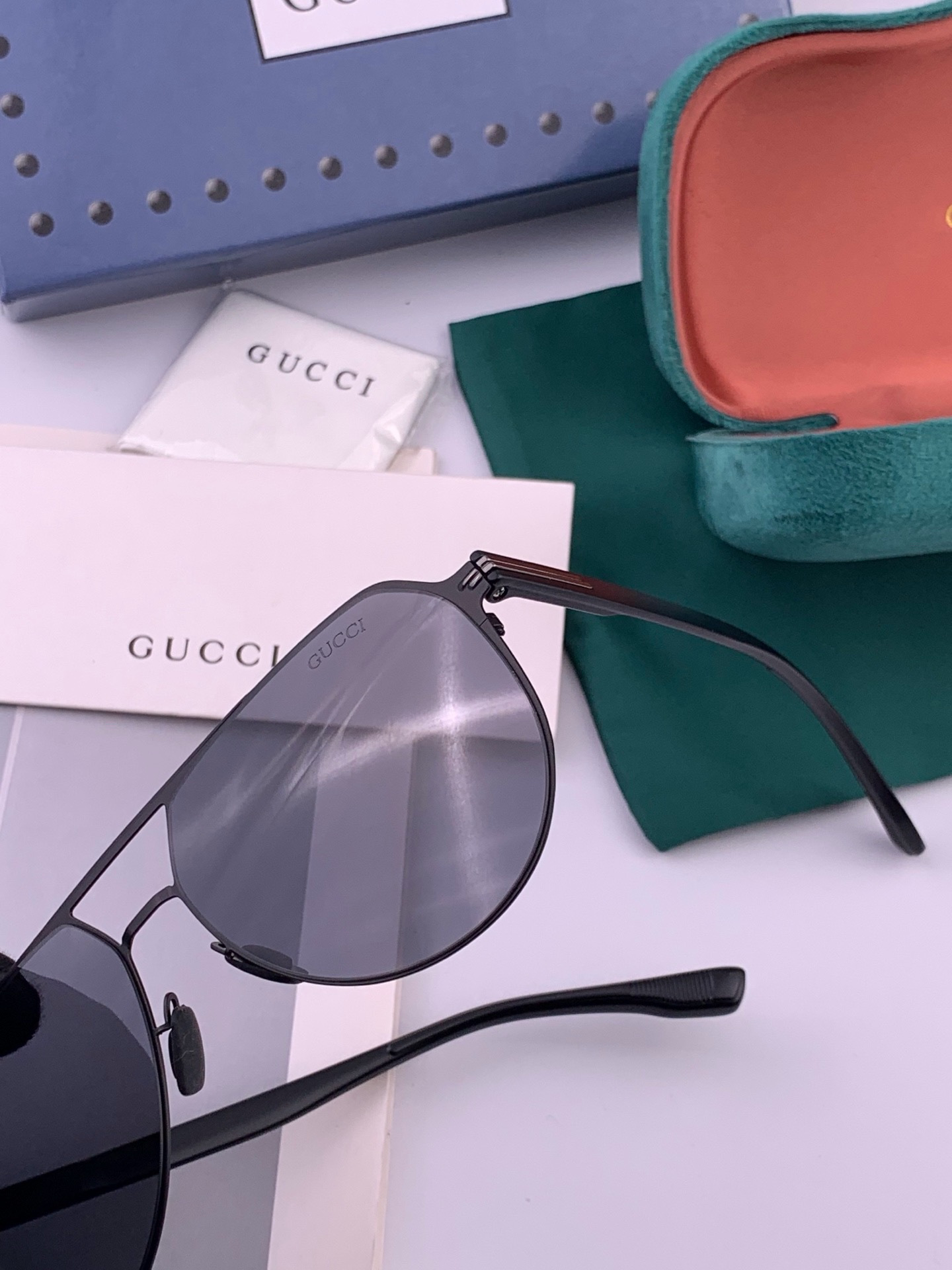 🆕      Gucci  男款炫彩飞行员偏光太阳镜 ❤️材质：高清尼龙加厚卡槽高清偏光镜片 🌹无边框镜架💕颜👍型号：G