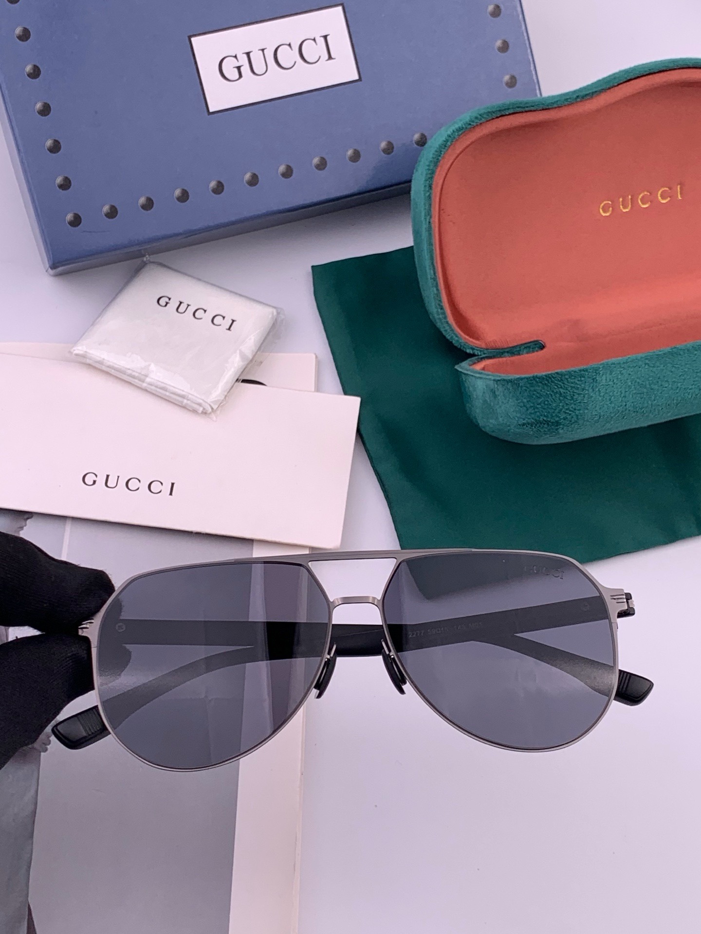 🆕      Gucci  男款炫彩飞行员偏光太阳镜 ❤️材质：高清尼龙加厚卡槽高清偏光镜片 🌹无边框镜架💕颜👍型号：G