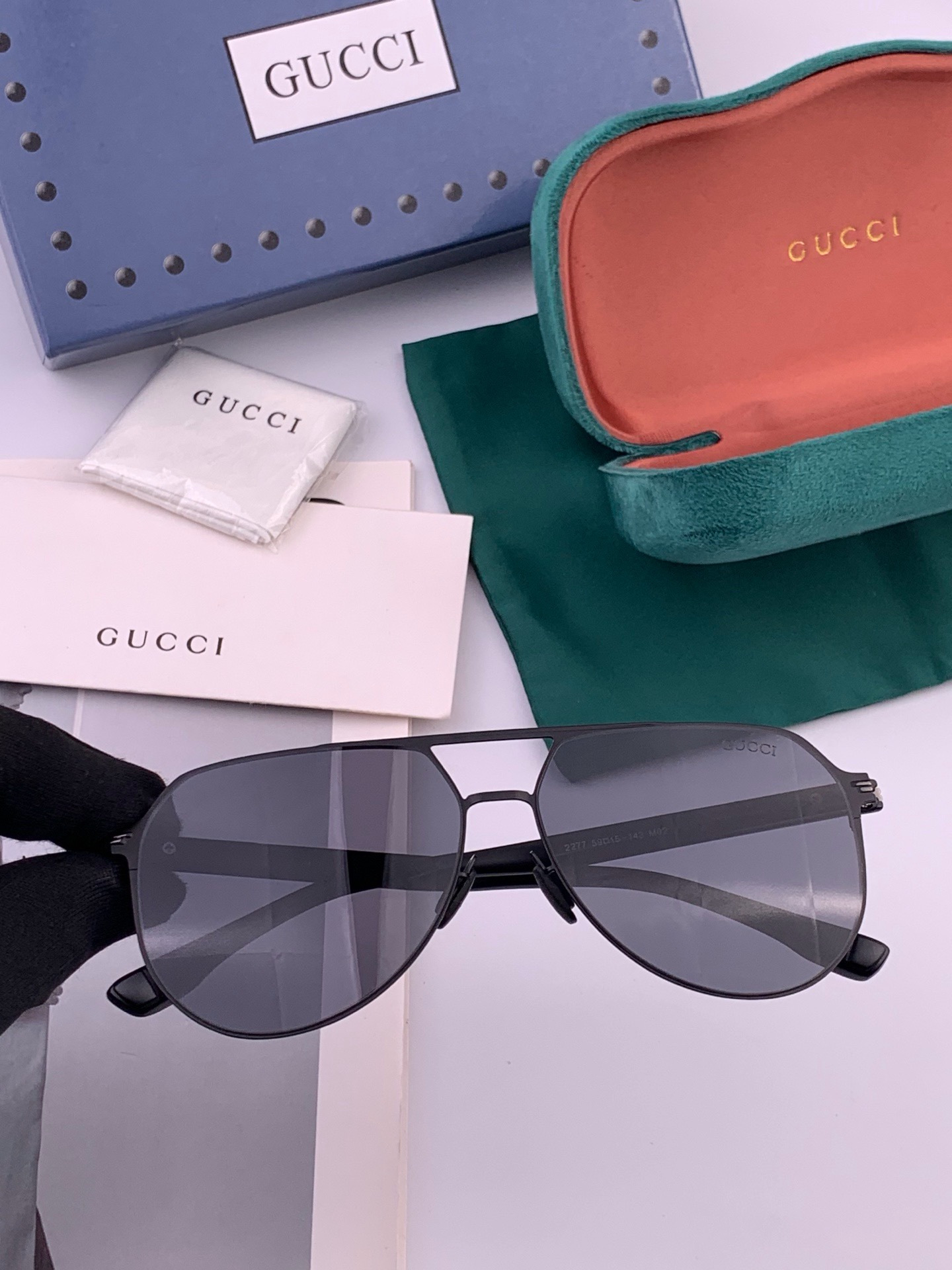 🆕      Gucci  男款炫彩飞行员偏光太阳镜 ❤️材质：高清尼龙加厚卡槽高清偏光镜片 🌹无边框镜架💕颜👍型号：G
