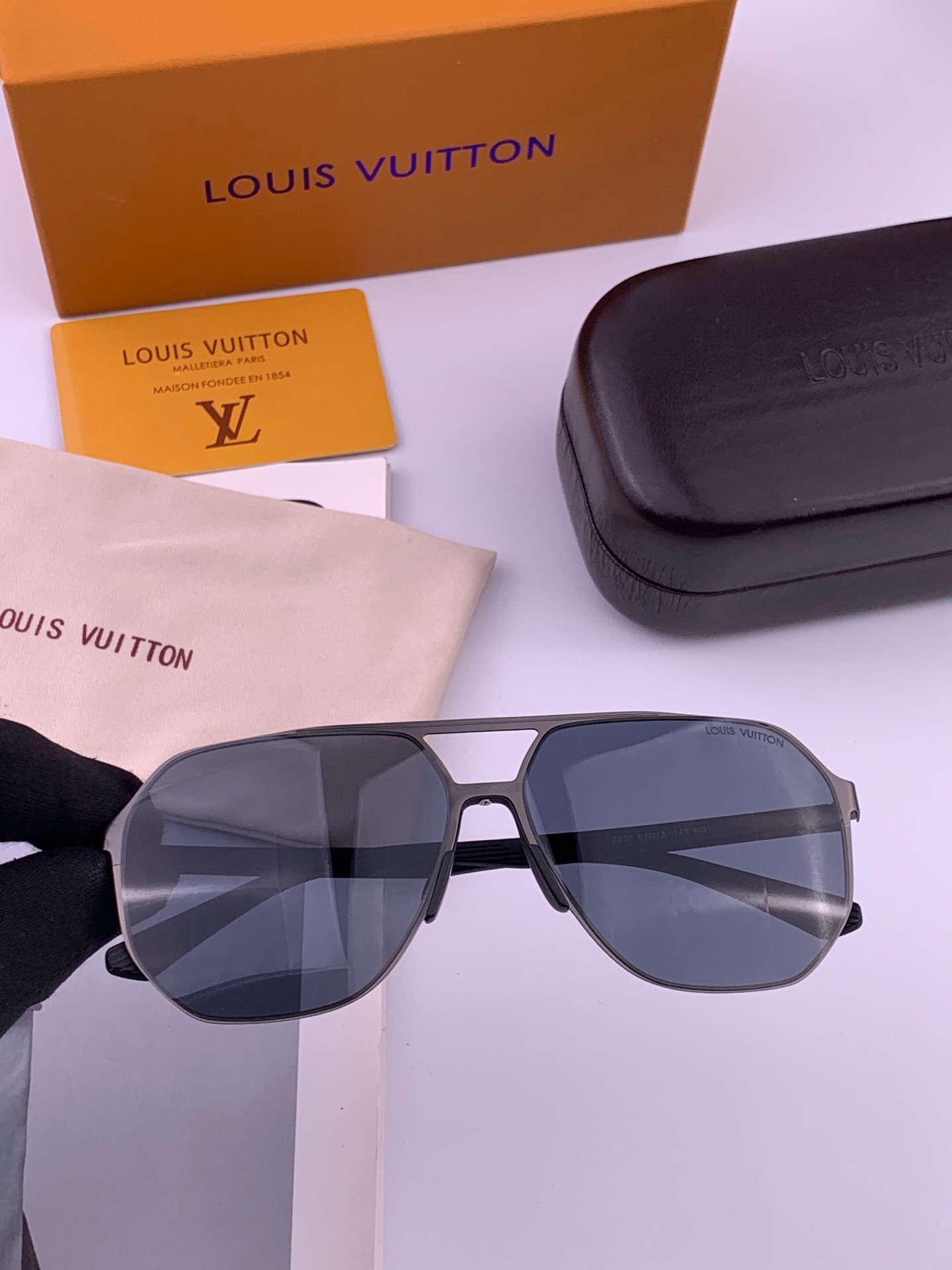 🆕       LV 男款炫彩飞行员偏光太阳镜 ❤️材质：高清尼龙加厚卡槽高清偏光镜片 🌹无边框镜架💕颜👍型号：L722