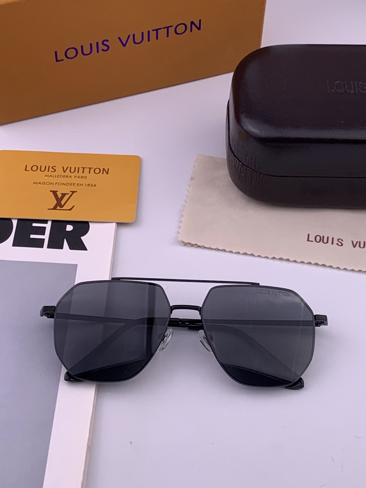 🆕       LV 男款炫彩飞行员偏光太阳镜 ❤️材质：高清尼龙加厚卡槽高清偏光镜片 🌹无边框镜架💕颜👍型号：L289