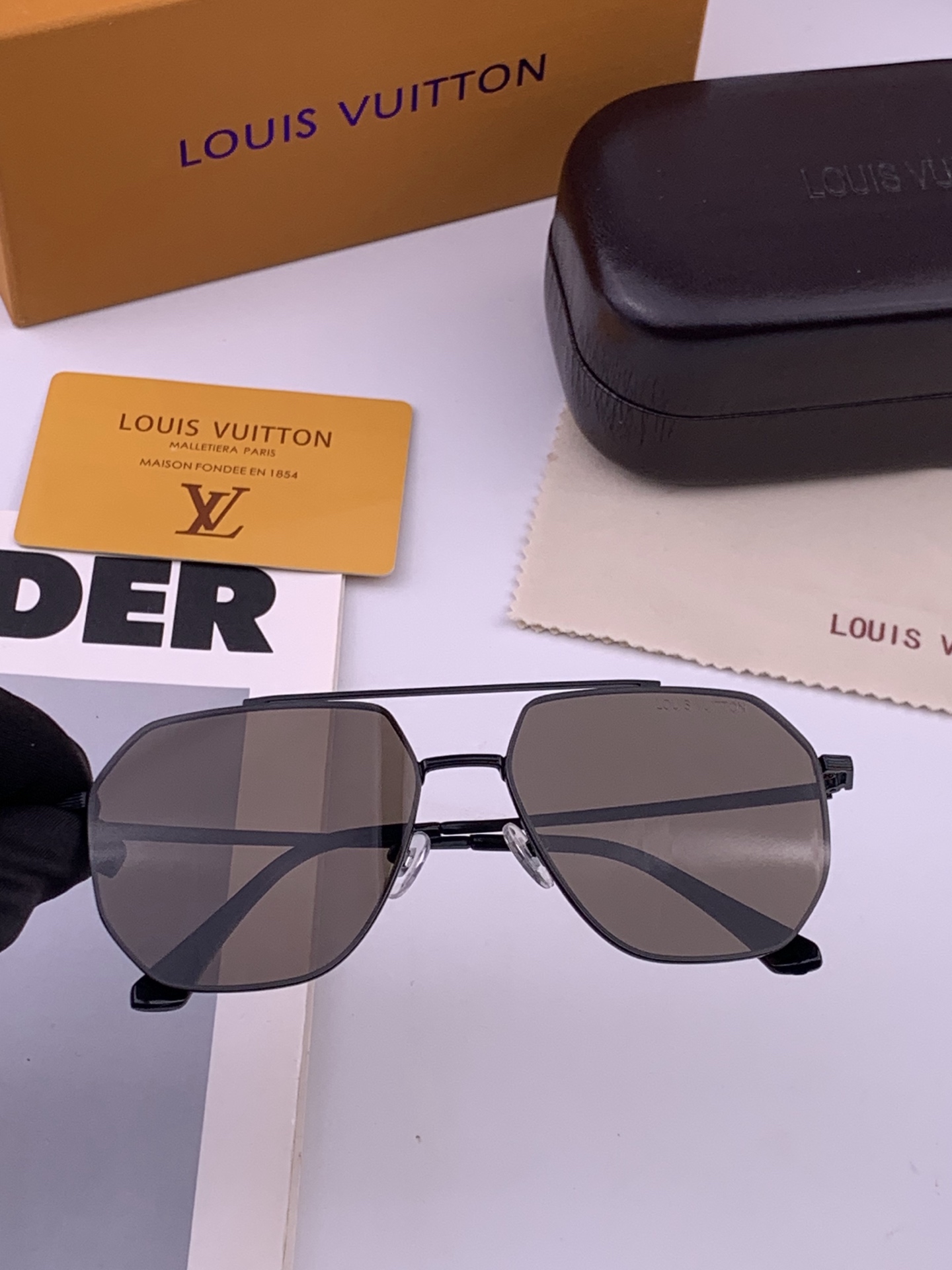 🆕       LV 男款炫彩飞行员偏光太阳镜 ❤️材质：高清尼龙加厚卡槽高清偏光镜片 🌹无边框镜架💕颜👍型号：L289