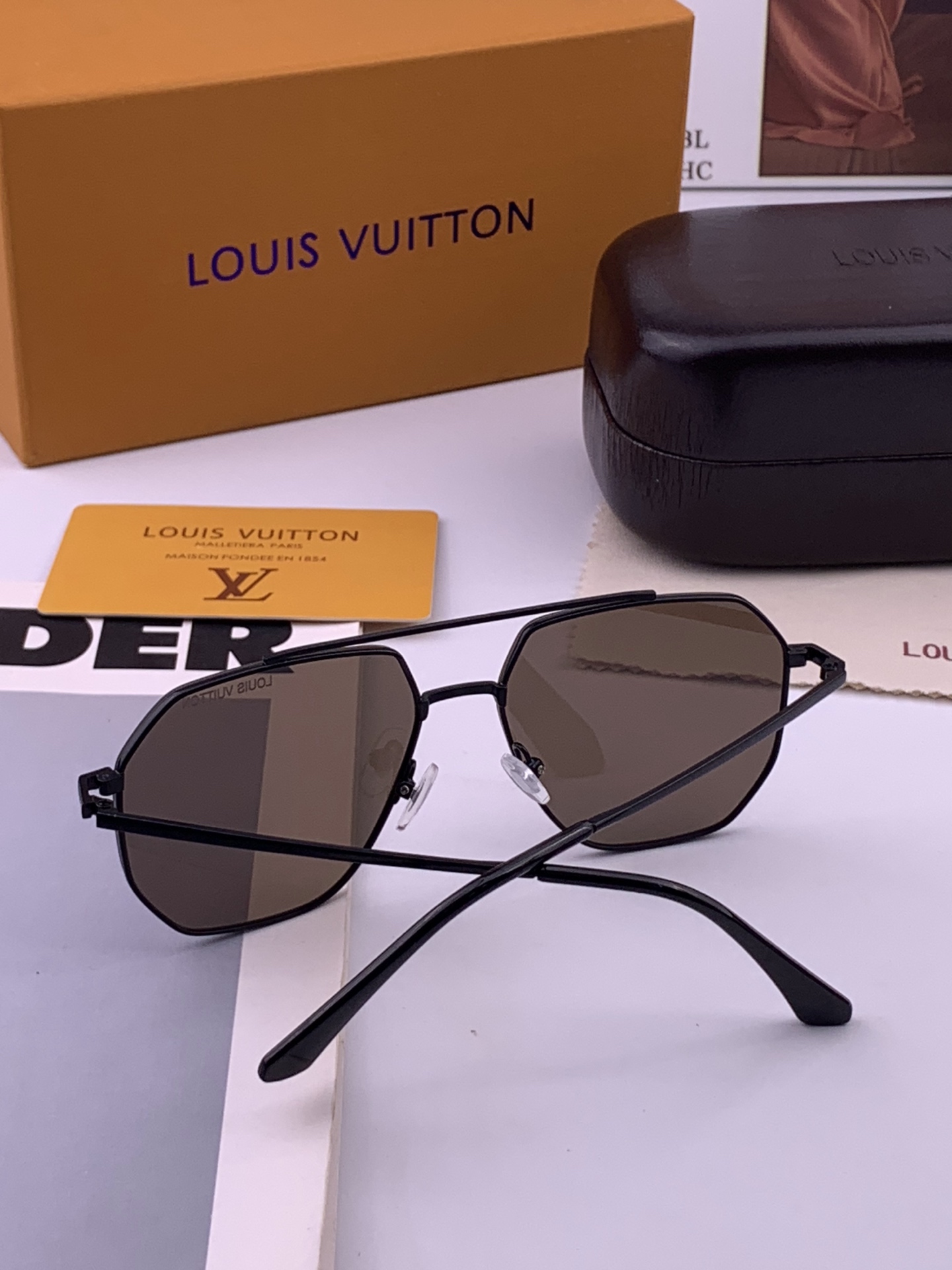 🆕       LV 男款炫彩飞行员偏光太阳镜 ❤️材质：高清尼龙加厚卡槽高清偏光镜片 🌹无边框镜架💕颜👍型号：L289