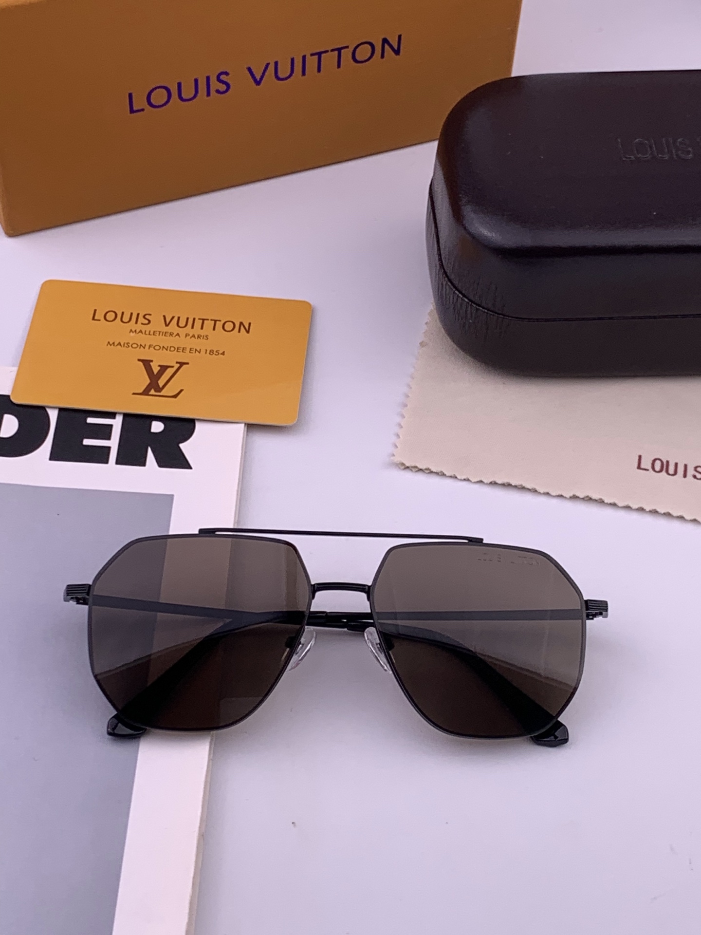 🆕       LV 男款炫彩飞行员偏光太阳镜 ❤️材质：高清尼龙加厚卡槽高清偏光镜片 🌹无边框镜架💕颜👍型号：L289