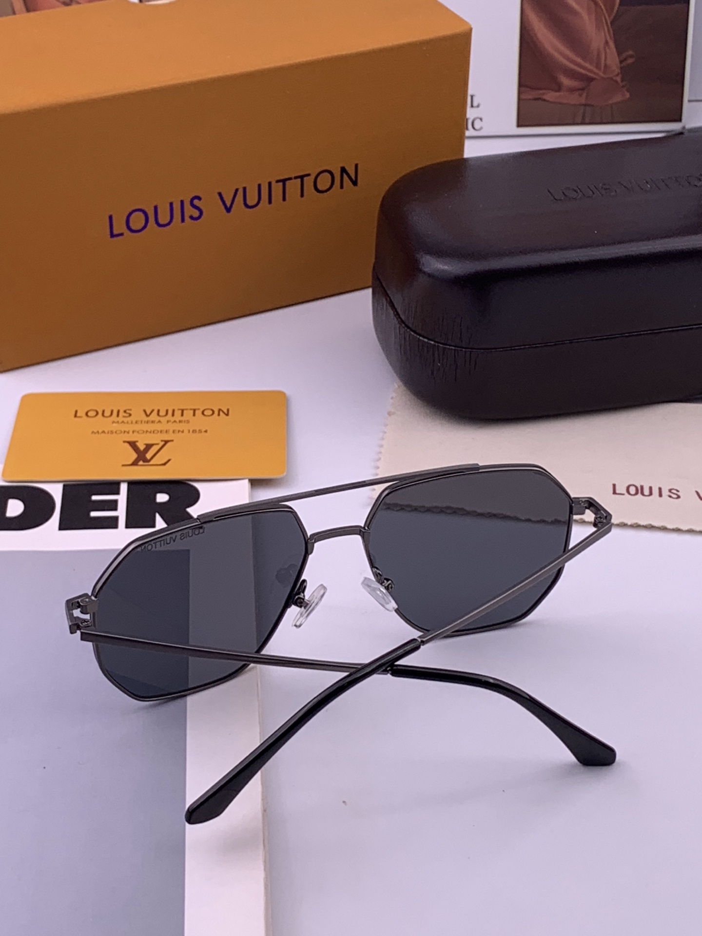 🆕       LV 男款炫彩飞行员偏光太阳镜 ❤️材质：高清尼龙加厚卡槽高清偏光镜片 🌹无边框镜架💕颜👍型号：L289
