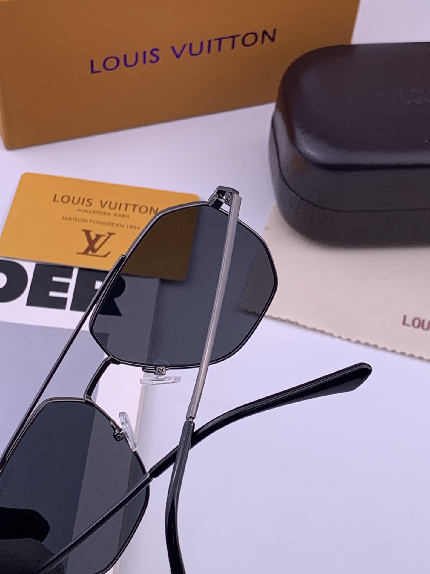 🆕       LV 男款炫彩飞行员偏光太阳镜 ❤️材质：高清尼龙加厚卡槽高清偏光镜片 🌹无边框镜架💕颜👍型号：L289