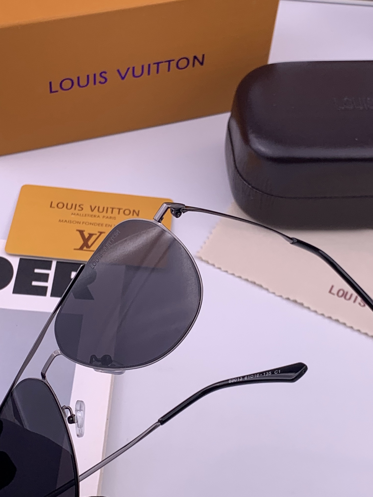 🆕       LV 男款炫彩飞行员偏光太阳镜 ❤️材质：高清尼龙加厚卡槽高清偏光镜片 🌹无边框镜架💕颜👍型号：L389