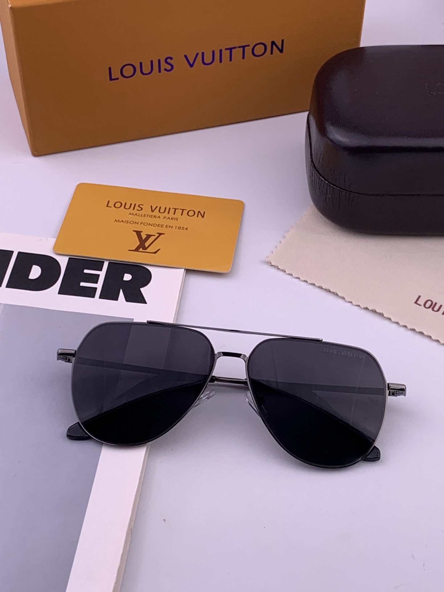 🆕       LV 男款炫彩飞行员偏光太阳镜 ❤️材质：高清尼龙加厚卡槽高清偏光镜片 🌹无边框镜架💕颜👍型号：L389