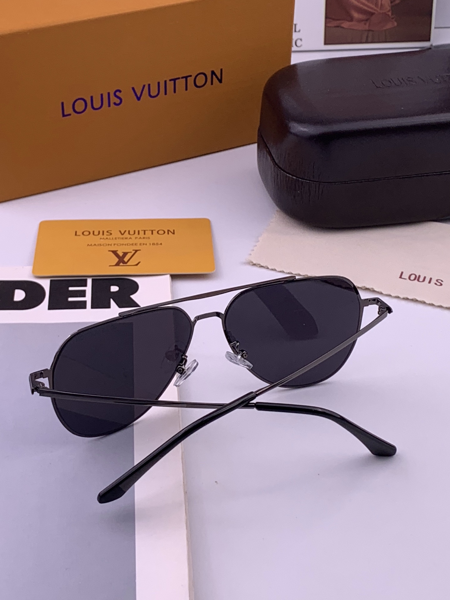 🆕       LV 男款炫彩飞行员偏光太阳镜 ❤️材质：高清尼龙加厚卡槽高清偏光镜片 🌹无边框镜架💕颜👍型号：L389