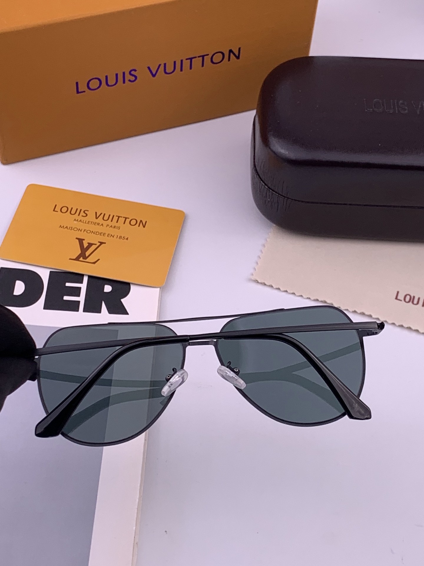 🆕       LV 男款炫彩飞行员偏光太阳镜 ❤️材质：高清尼龙加厚卡槽高清偏光镜片 🌹无边框镜架💕颜👍型号：L389