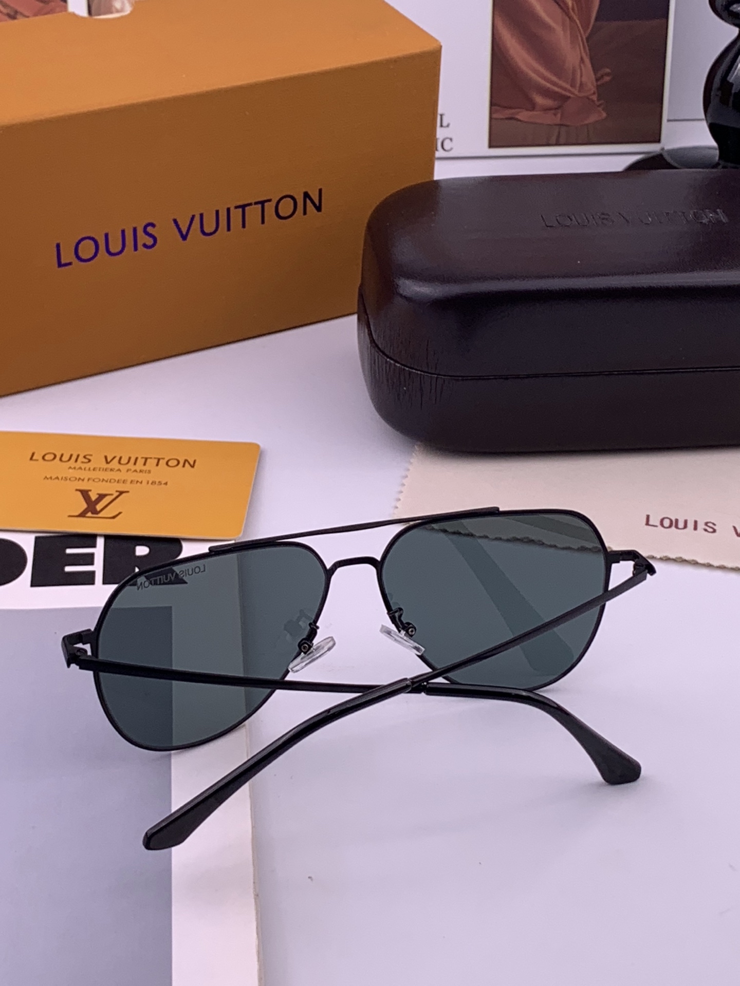 🆕       LV 男款炫彩飞行员偏光太阳镜 ❤️材质：高清尼龙加厚卡槽高清偏光镜片 🌹无边框镜架💕颜👍型号：L389
