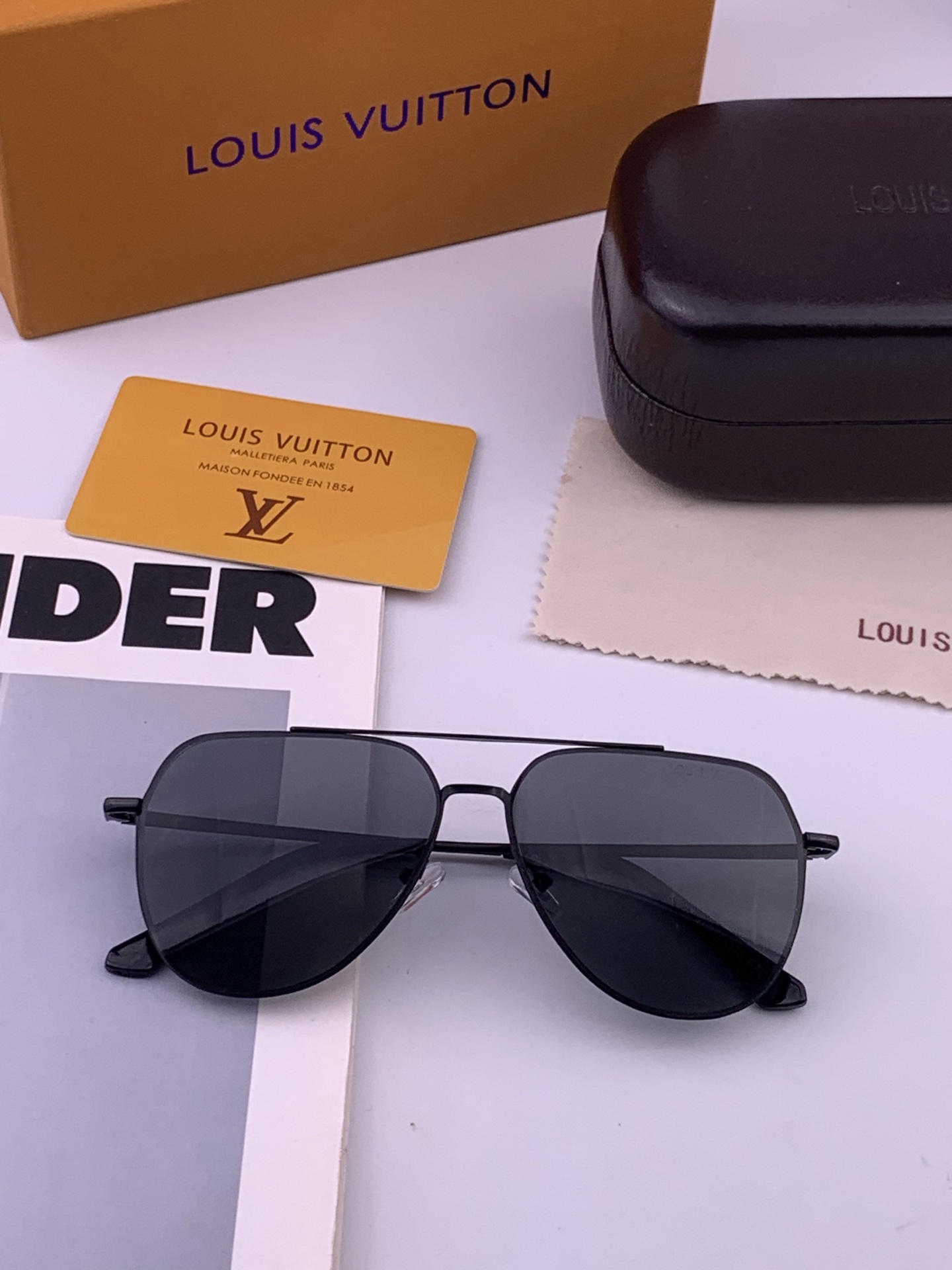 🆕       LV 男款炫彩飞行员偏光太阳镜 ❤️材质：高清尼龙加厚卡槽高清偏光镜片 🌹无边框镜架💕颜👍型号：L389