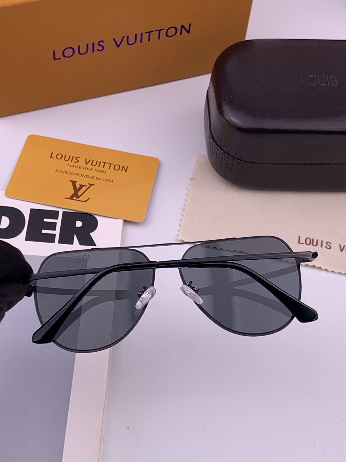 🆕       LV 男款炫彩飞行员偏光太阳镜 ❤️材质：高清尼龙加厚卡槽高清偏光镜片 🌹无边框镜架💕颜👍型号：L389