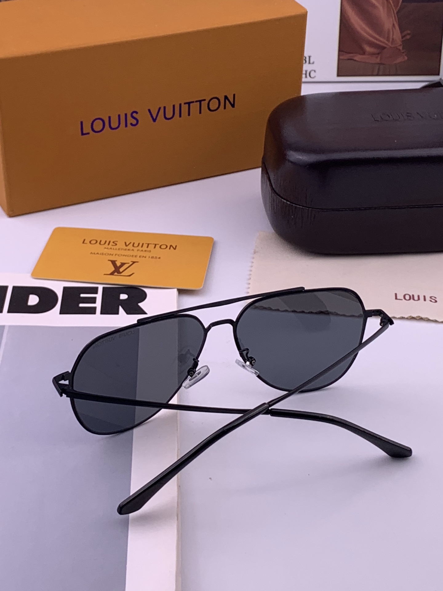 🆕       LV 男款炫彩飞行员偏光太阳镜 ❤️材质：高清尼龙加厚卡槽高清偏光镜片 🌹无边框镜架💕颜👍型号：L389