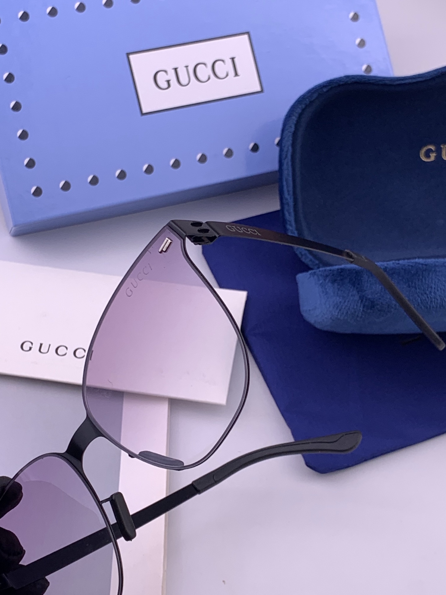 🆕   Gucci 春夏新款超轻无螺丝压不坏系列情侣款太阳镜高清尼龙镜片🦅完美品质，适合各种脸型，经典太阳镜亮相时装周.