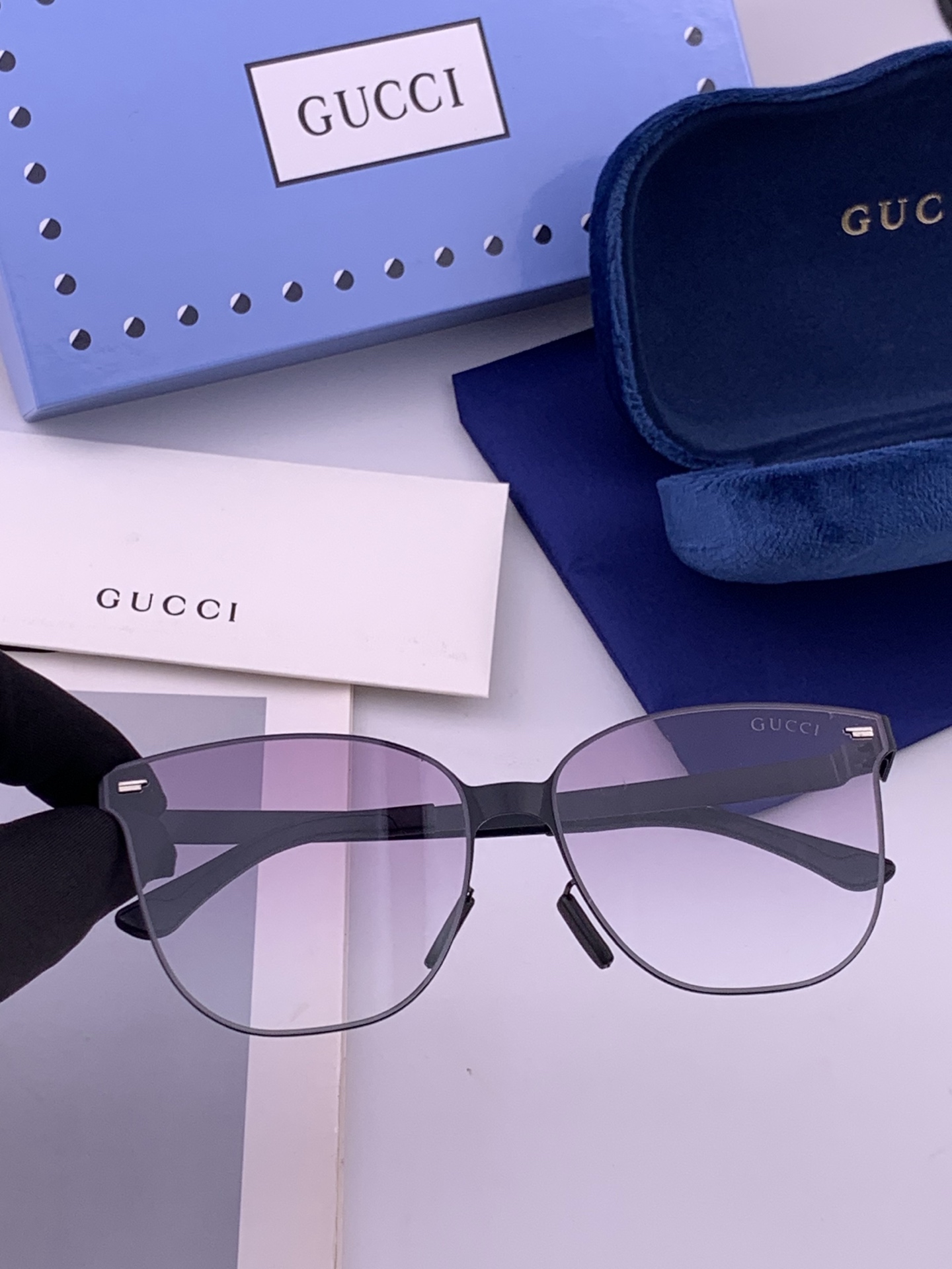 🆕   Gucci 春夏新款超轻无螺丝压不坏系列情侣款太阳镜高清尼龙镜片🦅完美品质，适合各种脸型，经典太阳镜亮相时装周.