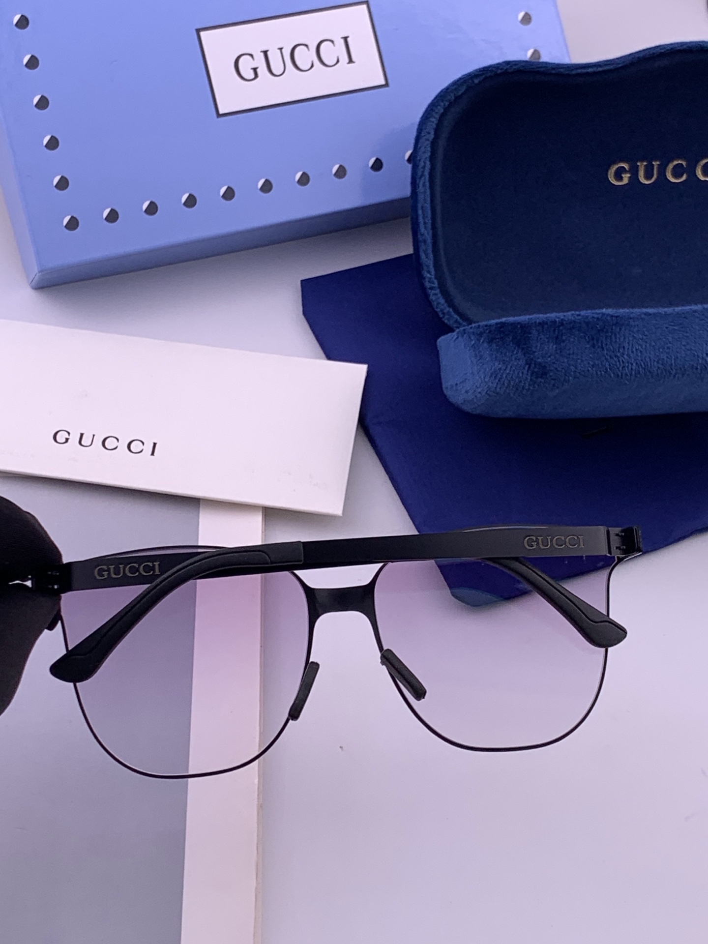 🆕   Gucci 春夏新款超轻无螺丝压不坏系列情侣款太阳镜高清尼龙镜片🦅完美品质，适合各种脸型，经典太阳镜亮相时装周.