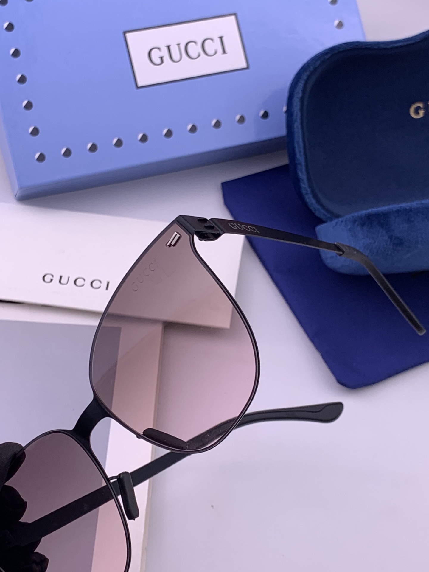 🆕   Gucci 春夏新款超轻无螺丝压不坏系列情侣款太阳镜高清尼龙镜片🦅完美品质，适合各种脸型，经典太阳镜亮相时装周.