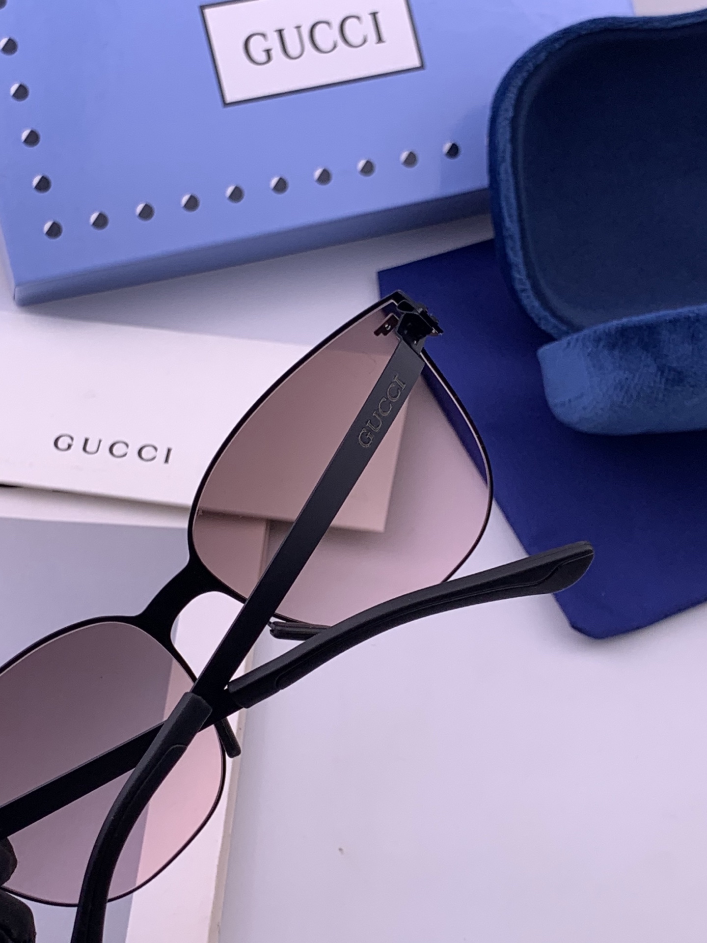 🆕   Gucci 春夏新款超轻无螺丝压不坏系列情侣款太阳镜高清尼龙镜片🦅完美品质，适合各种脸型，经典太阳镜亮相时装周.