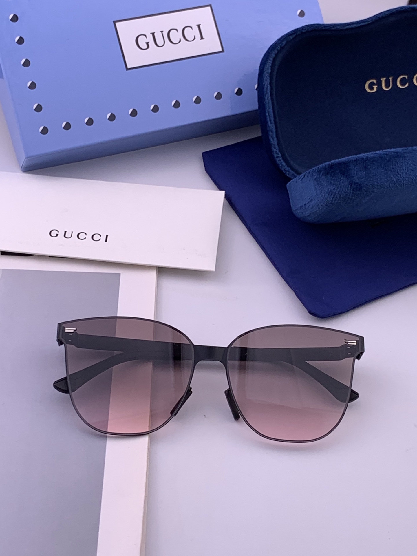 🆕   Gucci 春夏新款超轻无螺丝压不坏系列情侣款太阳镜高清尼龙镜片🦅完美品质，适合各种脸型，经典太阳镜亮相时装周.