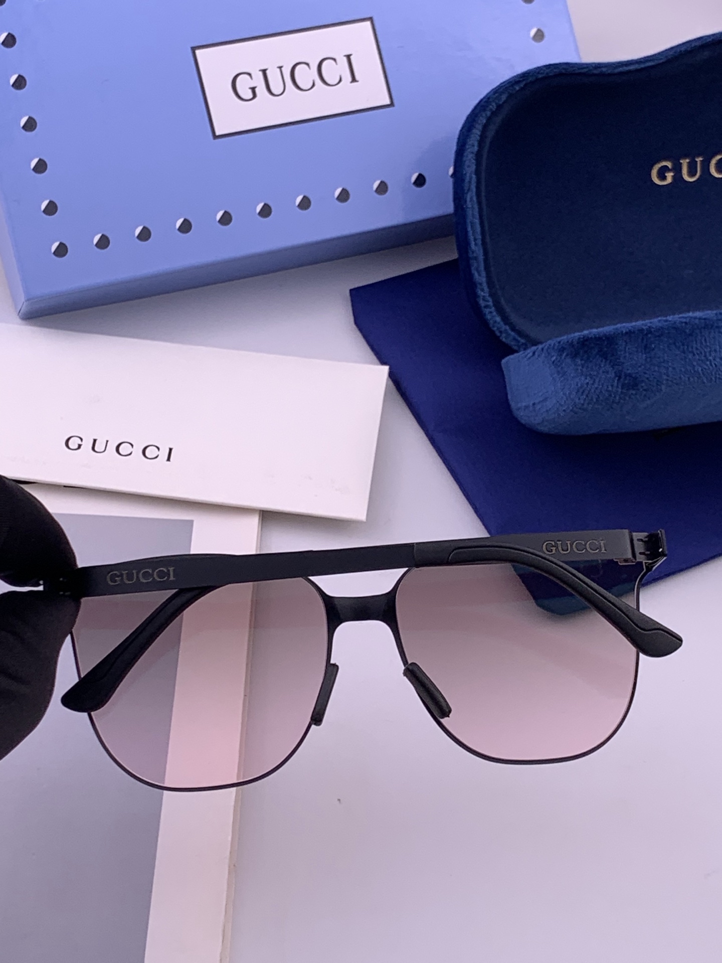 🆕   Gucci 春夏新款超轻无螺丝压不坏系列情侣款太阳镜高清尼龙镜片🦅完美品质，适合各种脸型，经典太阳镜亮相时装周.