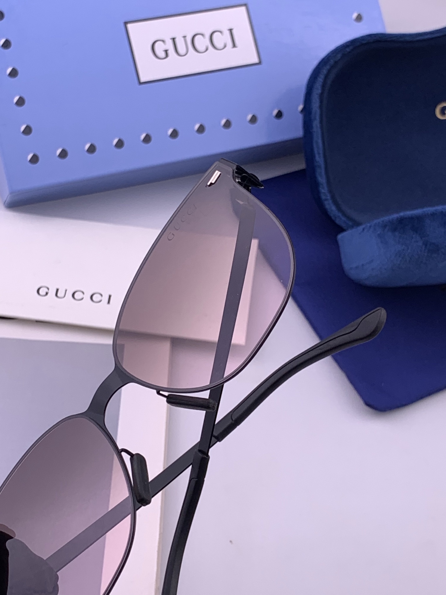 🆕   Gucci 春夏新款超轻无螺丝压不坏系列情侣款太阳镜高清尼龙镜片🦅完美品质，适合各种脸型，经典太阳镜亮相时装周.