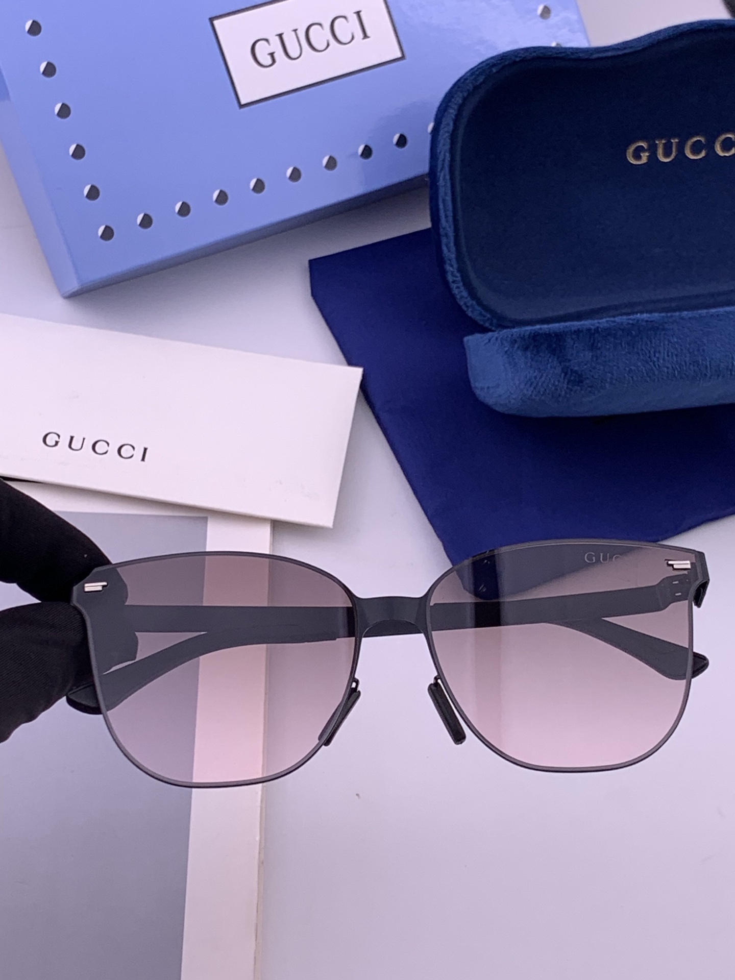 🆕   Gucci 春夏新款超轻无螺丝压不坏系列情侣款太阳镜高清尼龙镜片🦅完美品质，适合各种脸型，经典太阳镜亮相时装周.