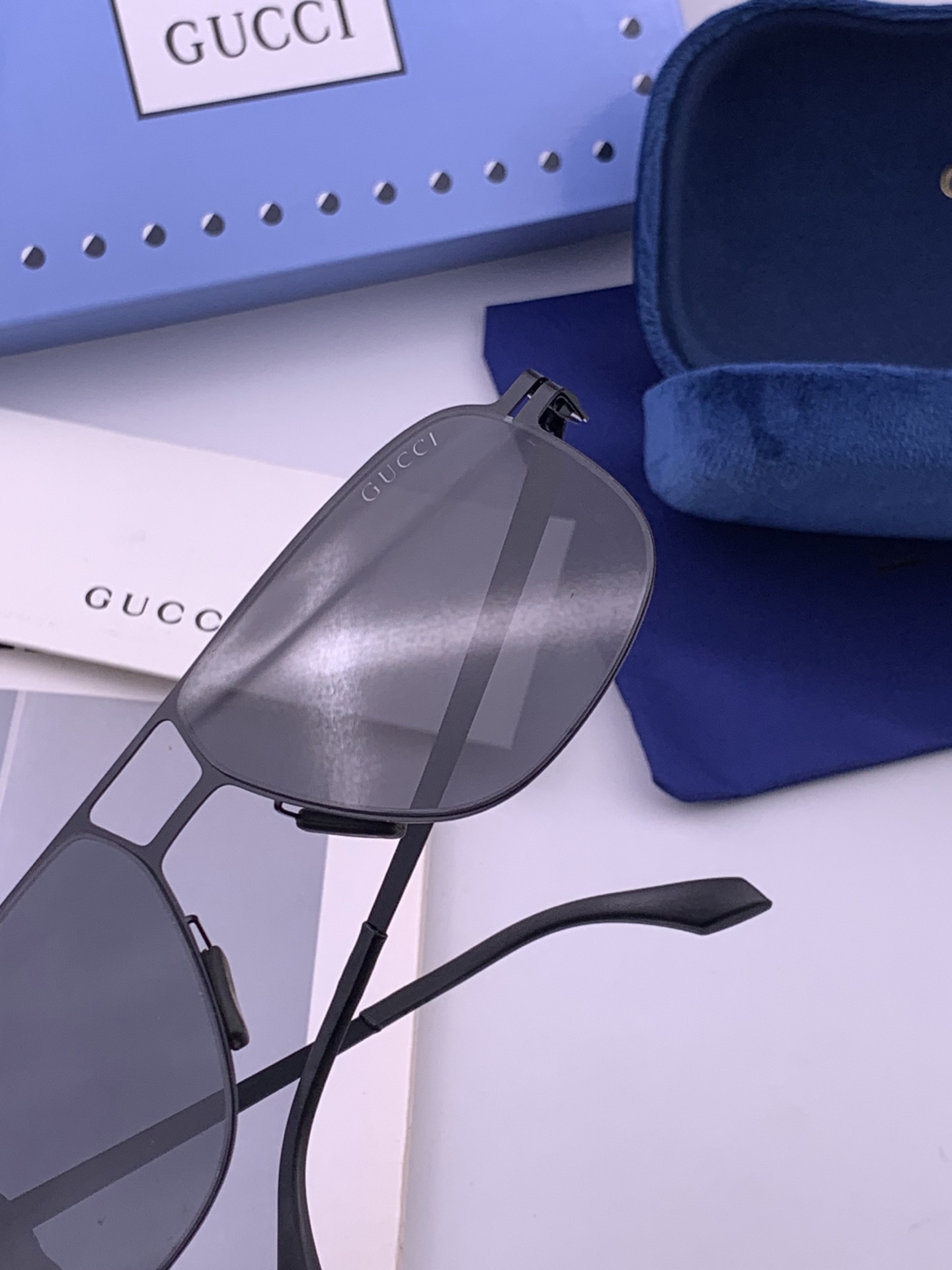 🆕   Gucci 春夏新款超轻无螺丝压不坏系列情侣款太阳镜高清尼龙镜片🦅完美品质，适合各种脸型，经典太阳镜亮相时装周.