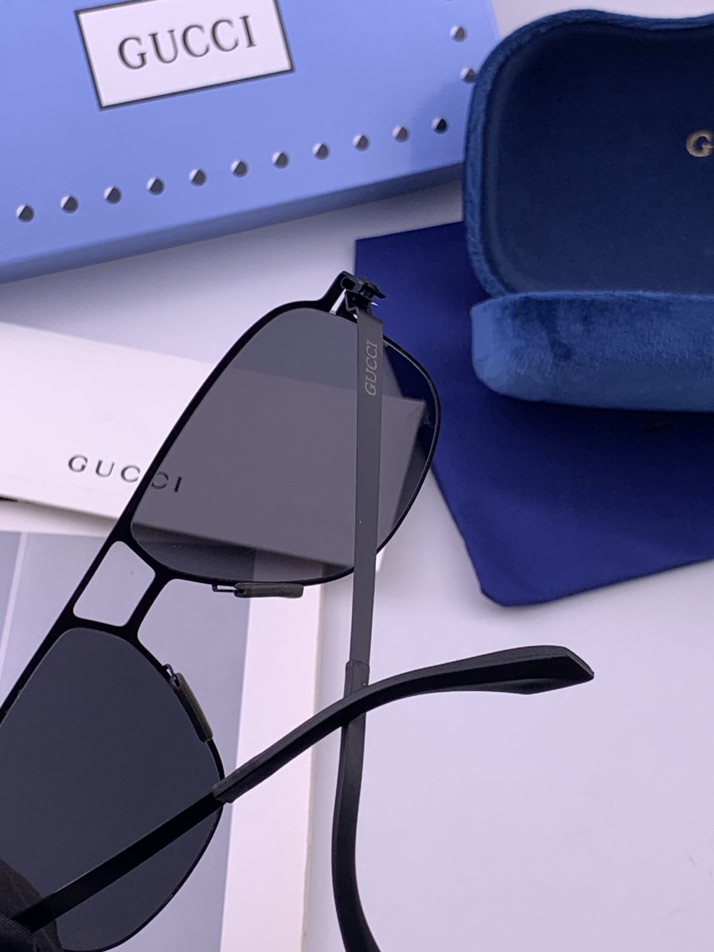 🆕   Gucci 春夏新款超轻无螺丝压不坏系列情侣款太阳镜高清尼龙镜片🦅完美品质，适合各种脸型，经典太阳镜亮相时装周.