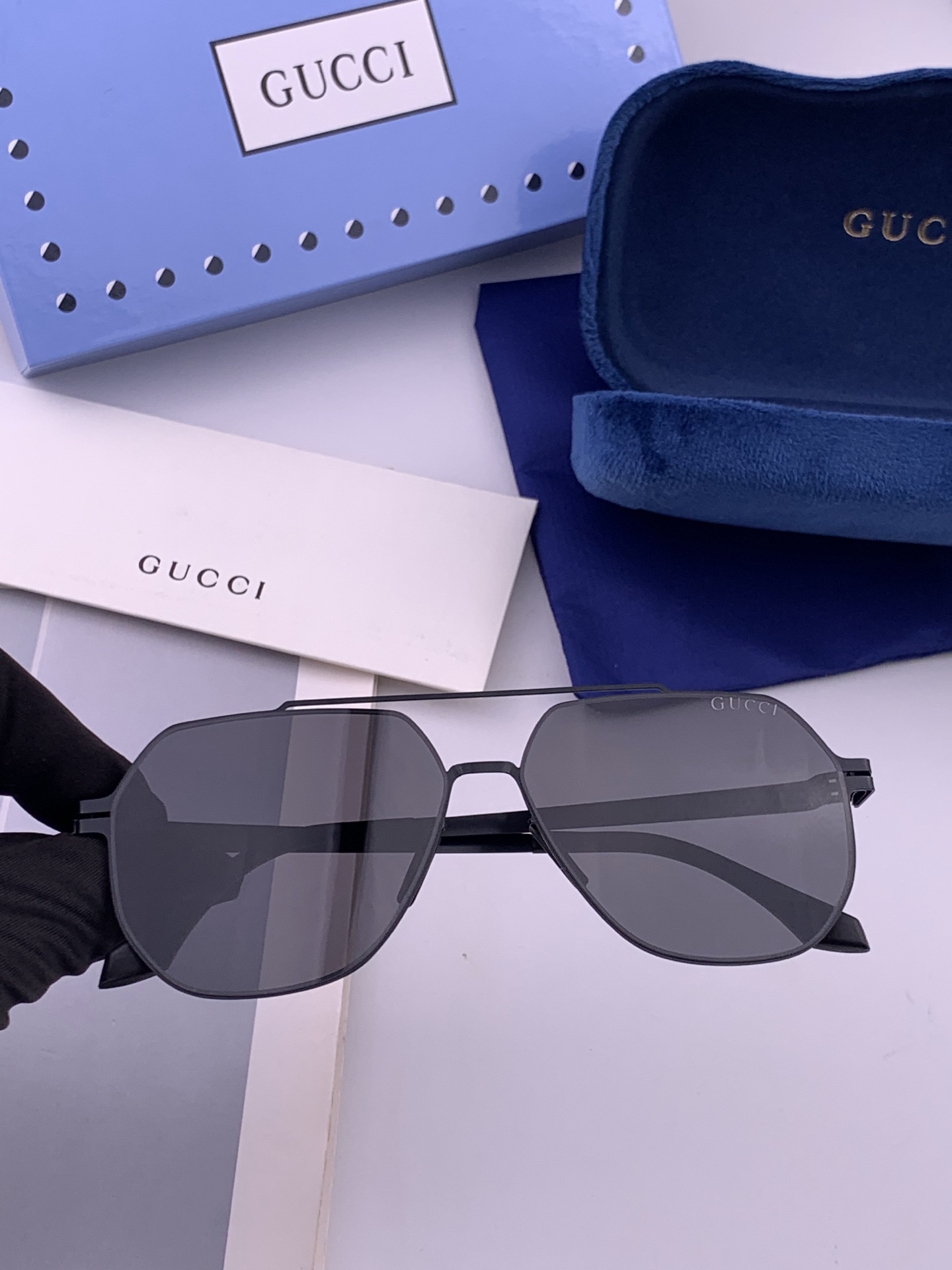 🆕   Gucci 春夏新款超轻无螺丝压不坏系列情侣款太阳镜高清尼龙镜片🦅完美品质，适合各种脸型，经典太阳镜亮相时装周.